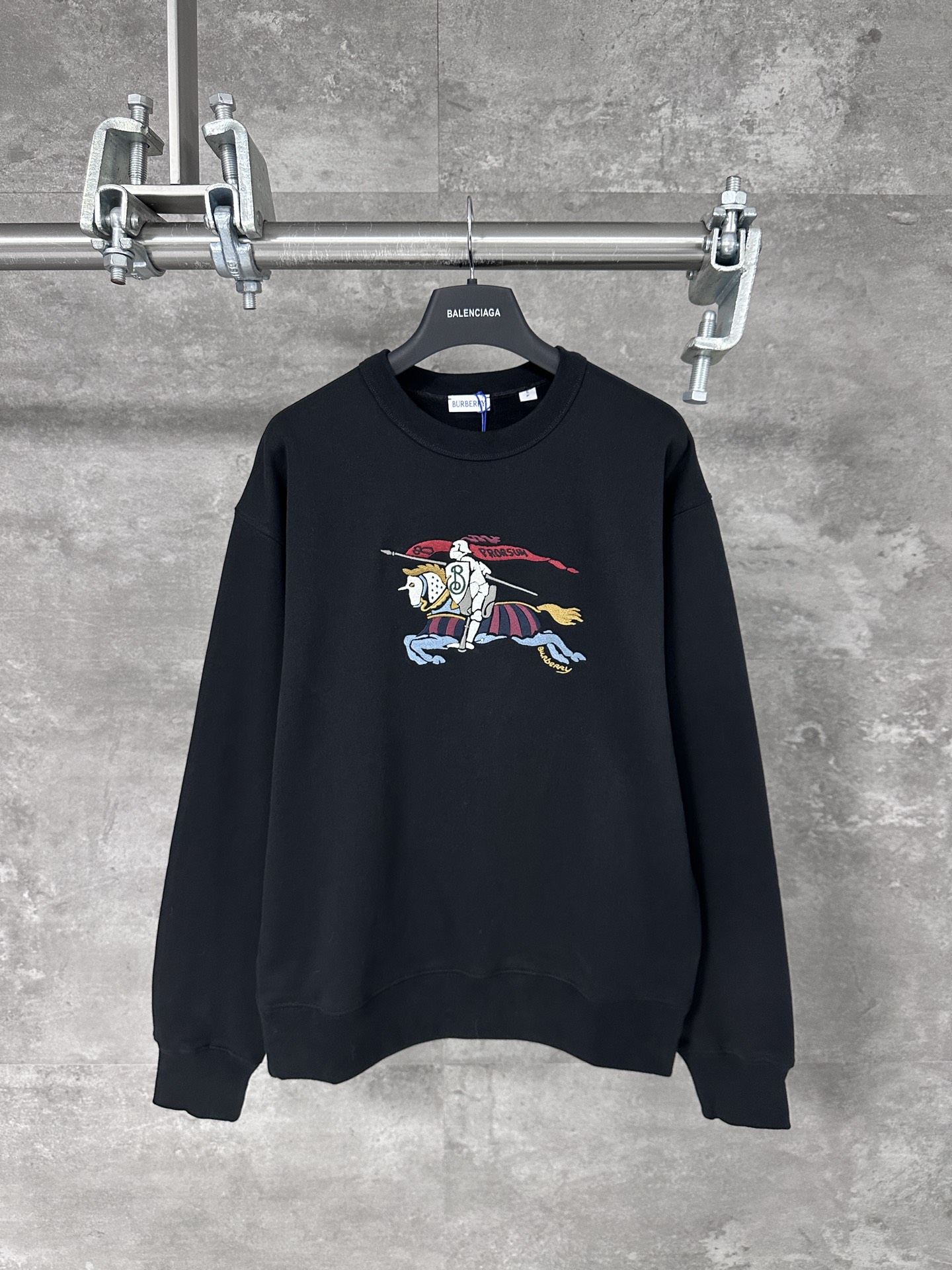NO:523966,Burberry/BBr Burberry 2025SS Colorful Equestrian Knight Equestrian Embroidered Round-neck Sweatshirt SizeS/M/L/XL abandons the ostentatious color and chooses low-saturation pure black. It matches its classic war horse logo with a little retro flavor and quietly covers a layer of high-end feel!  It's still your favorite Os style. It's not picky about body shape at all!  The fabric is designated for Nanquan Factory 20 and uses imported combed cotton double-stranded fish scale bottom!  Imported cotton ingredient weight is 450g!  The lower foot and cuff cuff threads are uniquely designed with 5cm openings imported from the customer-supplied knitted fabric feels fluffy and comfortable at the same time the fabric is very tight!  The neckline is a more comfortable round neck that does not choke and can modify the neckline!  It is easy to wear and is not easy to deform! The shoulders are not so 'hard' and more lazy feel~ Front-style war horse hollow embroidery computer scanning design Imported Bailingda embroidery machine platform embroidery professionalism / precision control!  The imported version of white human silk embroidery thread is made of embroidery through the pattern outline and then the surface is flat embroidered. The overall stitching is fine and the fineness and texture are consistent with Yb~, burberry, burberry, hoodie, sweatshirts, alexander wang19860909Burberry/BBr巴宝莉 2025SS 彩色马术骑士战马刺绣圆领卫衣 SizeS/M/L/XL 抛弃了张扬的色彩 选择了低饱和度的纯黑色 再搭配它家经典的战马logo 一点点复古的味道 悄悄地披上了一层高级感！ 还是你们最爱的Os的版型 完全不挑身材！面料为南泉20厂指定生产 采用进口精梳棉双股鱼鳞底！ 成分进口棉 克重450g！下脚与袖口袖口螺纹独特设计开口5cm进口客供针织面料手感蓬松舒服同时面料又非常紧密！ 领口是比较舒适的圆领不卡脖又能修饰脖颈线条！脱穿自如不易变形!肩部是落肩袖不会那么“硬”更有慵懒的feel~ 前幅战马镂空刺绣 电脑扫描设计 进口百灵达刺绣机台绣专业度 / 精细度把控精准！采用进口对版本白色人丝材质绣线 经由图案轮廓打底后再进行表面平绣 整体针脚细密 精细度质感跟随Yb一致～,,burberry,burberry,hoodie,sweatshirts,alexander wang,Men's clothing
