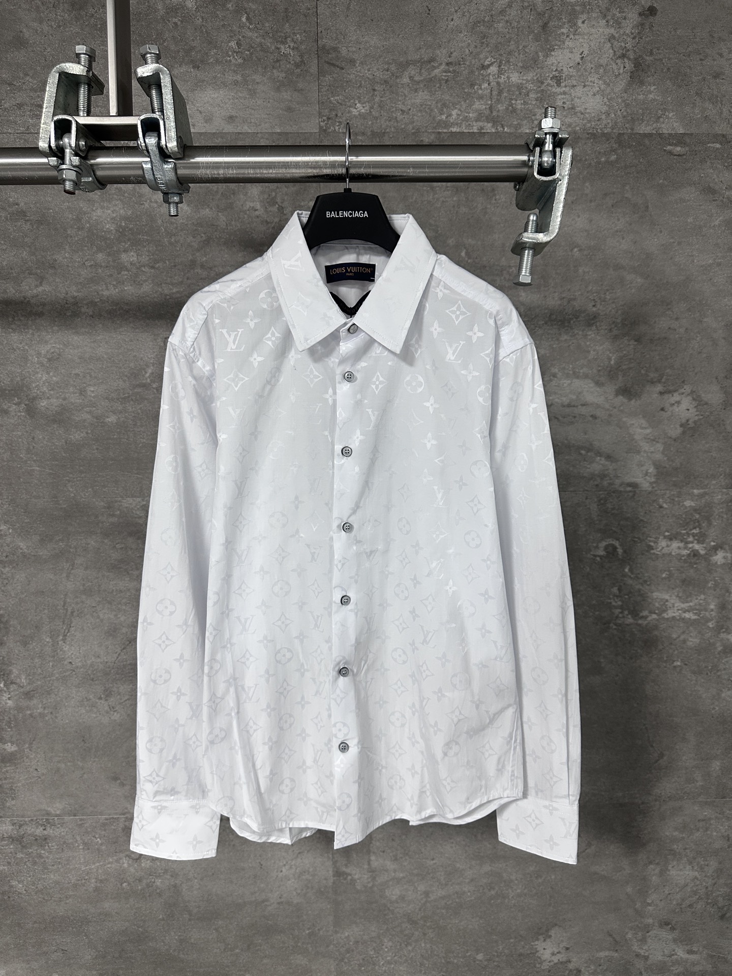 NO:538975,Lv/Louis Vuitton 25FW full-print presbyopia jacquard shirt uses high-string ultra-high-density plain-wash bottom to contrast with the color of the bottom and the flower shape. Imported velvet can reflect the height and density of the original board. Use imported environmentally friendly and super glue to ensure that the velvet will not fall off the velvet. The whole piece of clothing is cut by infrared alignment to ensure that each part is matched with SizeS/M/L/XL,,louis vuitton,louis vuitton,shirts,alexander wang19860909Lv/路易威登 25FW 满印老花提花衬衫 采用高支超高密平纹底部定染偏蓝光黑使底部跟花型颜色形成反差,花型处采用进口绒才能体现出原板的绒高和密度,运用进口环保超强胶水粘贴,保证洗水不掉绒.整件衣服经红外线对位裁剪,保证每处部位均对 SizeS/M/L/XL,,louis vuitton,louis vuitton,shirts,alexander wang,Men's clothing