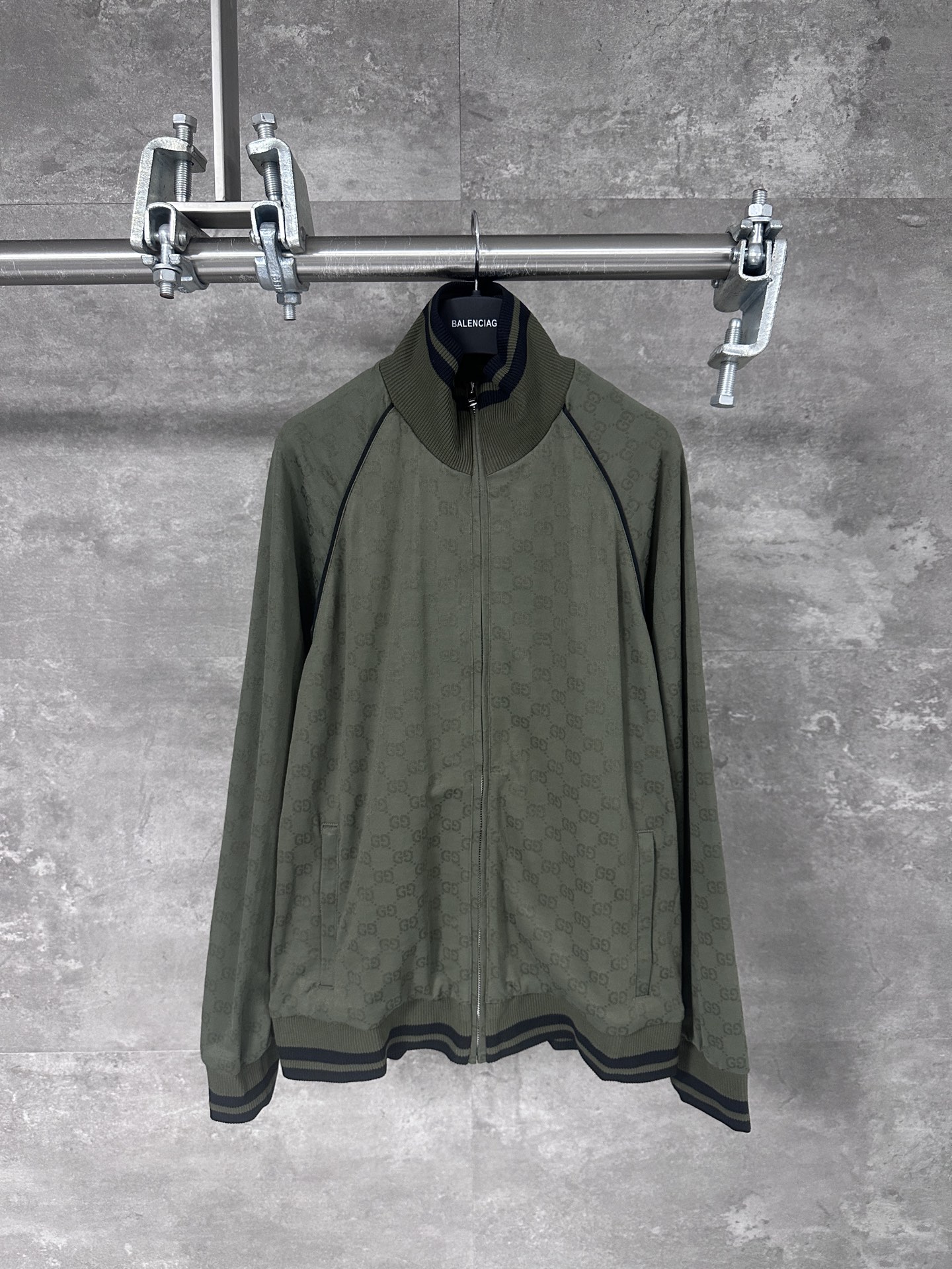 NO:538957,Gucci/Gucci 25 new Forest Green Double G Dark Pattern Jacquard Set Jacket Jacket 2025 Series Selected ready-to-wear items are made of loose silhouettes and colorful prints, perfectly interpreting the bold and unruly style of Bohemian. This slim-fit zipper jacket is craftsmanship-made from Forest Green GG knitted jacquard fabric, and the embellished lace piping brings a unique sense of detail. SizeS/M/L/XL,,gucci,gucci,jackets & coats,jackets & coats,alexander wang19860909Gucci/古驰 25新款 森林绿双G暗纹提花套装夹克外套 2025系列甄选成衣单品以宽松廓形融汇斑斓印花,完美诠释波西米亚大胆不羁的风情.这款修身版 型拉链夹克以森林绿GG针织提花面料匠心打造,缀饰的镶边滚边带来别致的细节感. SizeS/M/L/XL,,gucci,gucci,jackets & coats,jackets & coats,alexander wang,Men's clothing