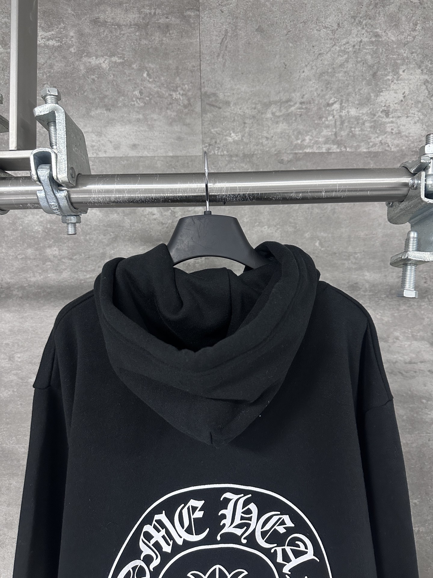 P190💰  Chrome Hearte/克罗心 梵文字母藤花十字马蹄连帽拉链卫衣外套 

25SS 纽约城市限定拉链连帽卫衣
面料采用420克薄绒粗鱼鳞面料 印花根据原版采用手工胶浆印花  成品磨毛洗水定型  手感极佳 真古银做旧链头(重点:拉链拉头喷银做旧)



size：S M L