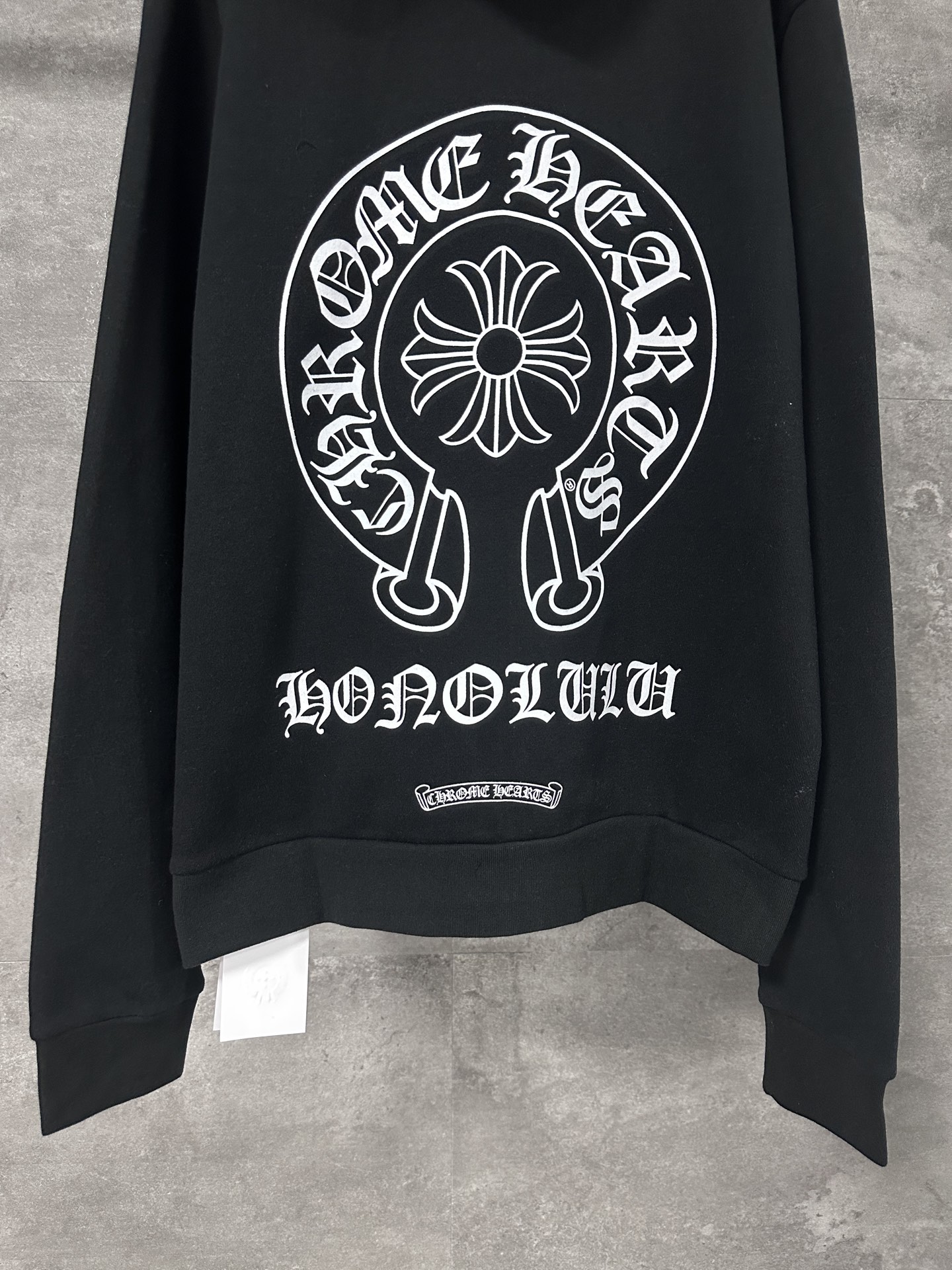 P190💰  Chrome Hearte/克罗心 梵文字母藤花十字马蹄连帽拉链卫衣外套 

25SS 纽约城市限定拉链连帽卫衣
面料采用420克薄绒粗鱼鳞面料 印花根据原版采用手工胶浆印花  成品磨毛洗水定型  手感极佳 真古银做旧链头(重点:拉链拉头喷银做旧)



size：S M L