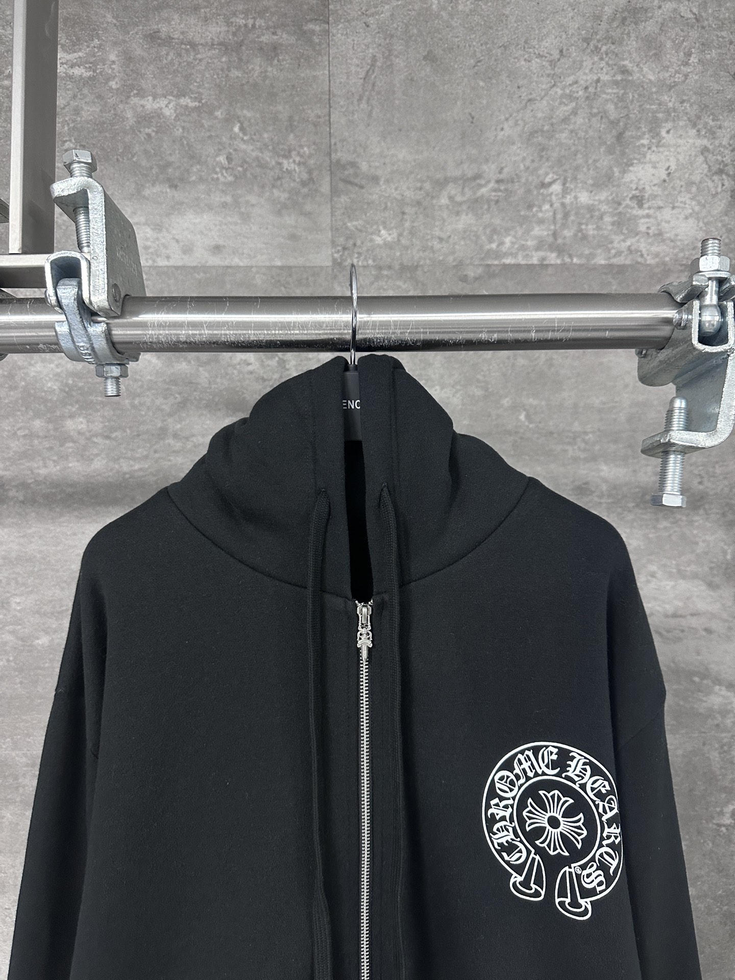 P190💰  Chrome Hearte/克罗心 梵文字母藤花十字马蹄连帽拉链卫衣外套 

25SS 纽约城市限定拉链连帽卫衣
面料采用420克薄绒粗鱼鳞面料 印花根据原版采用手工胶浆印花  成品磨毛洗水定型  手感极佳 真古银做旧链头(重点:拉链拉头喷银做旧)



size：S M L