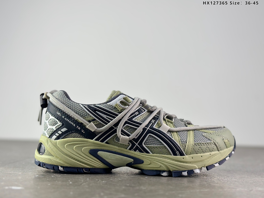 🈴️💰215
Asics Gel-Kahana TR V2 复古单品
亚瑟士复古机能休闲运动鞋 鞋款外观设计上延续延续了KAHANA TR系列鞋型 不同的是鞋面加入解构鞋带设计 贯穿整个鞋面3M反光鞋带 让整体更具层次感与视觉辨识度 挂钩扣的鞋带孔设计 户外机能 
货号：1203A259-300
尺码：36 37 37.5 38 39 39.5 40 40.5 41.5 42 42.5 43.5 44 45
编码HX127365