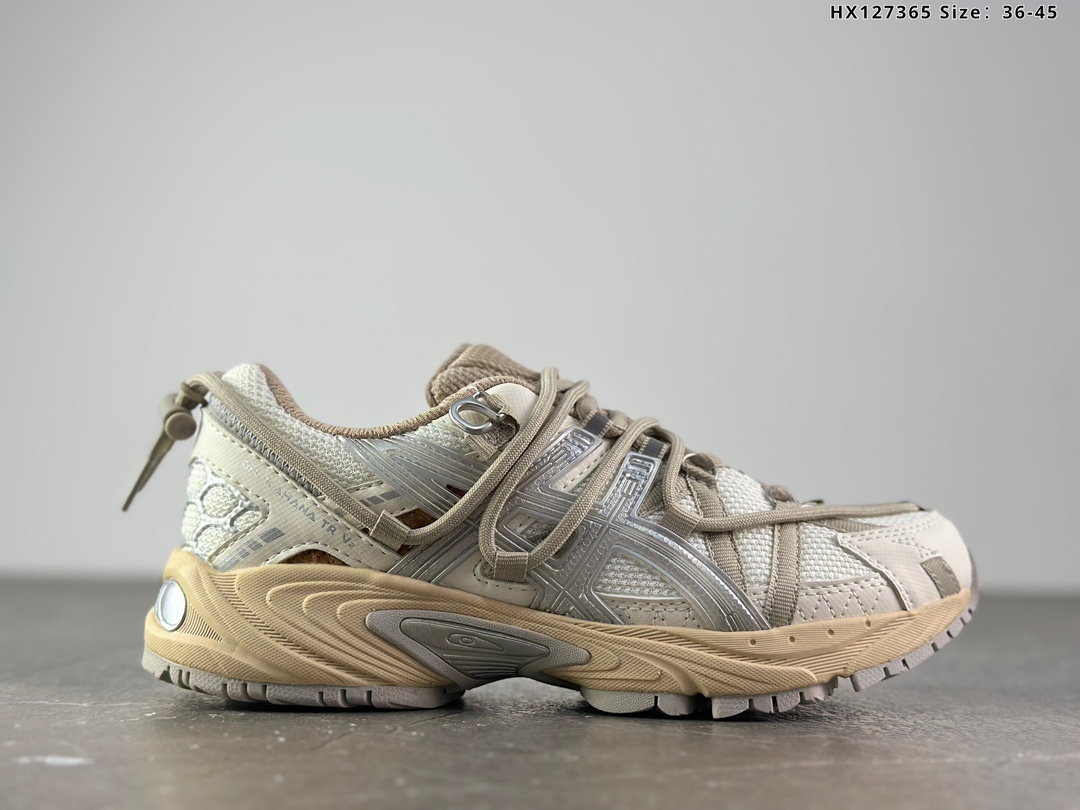 🈴️💰215
Asics Gel-Kahana TR V2 复古单品
亚瑟士复古机能休闲运动鞋 鞋款外观设计上延续延续了KAHANA TR系列鞋型 不同的是鞋面加入解构鞋带设计 贯穿整个鞋面3M反光鞋带 让整体更具层次感与视觉辨识度 挂钩扣的鞋带孔设计 户外机能 
货号：1203A259-300
尺码：36 37 37.5 38 39 39.5 40 40.5 41.5 42 42.5 43.5 44 45
编码HX127365