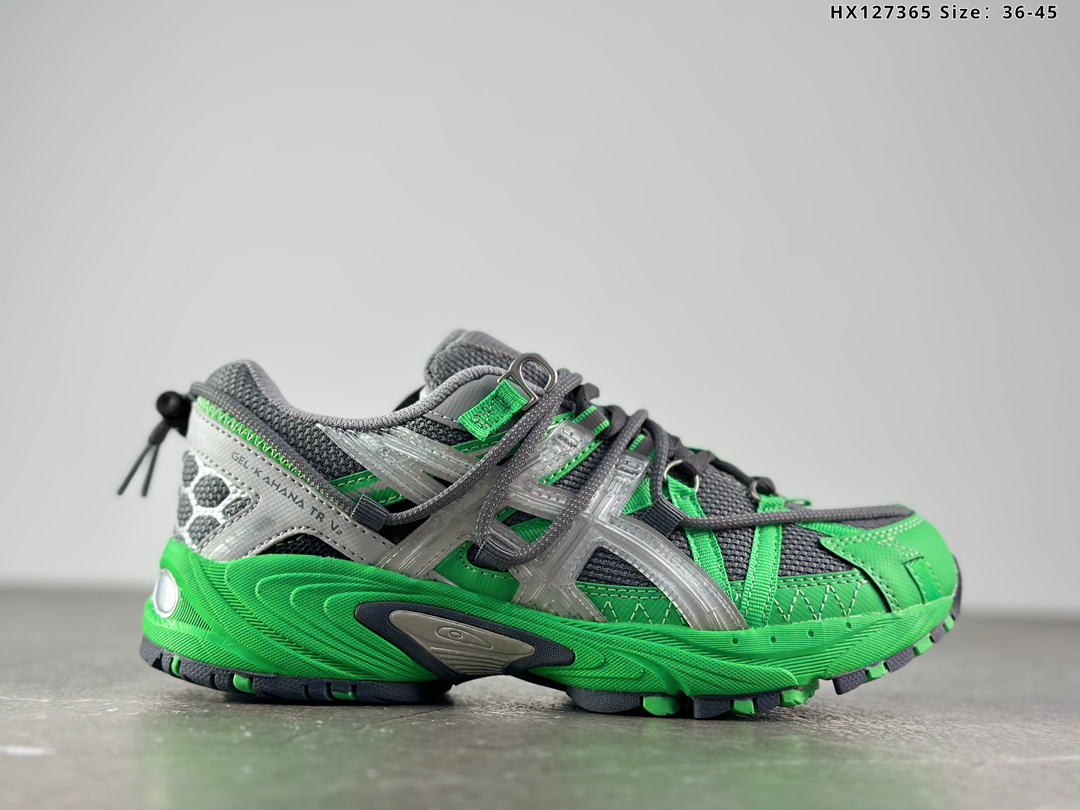 🈴️💰215
Asics Gel-Kahana TR V2 复古单品
亚瑟士复古机能休闲运动鞋 鞋款外观设计上延续延续了KAHANA TR系列鞋型 不同的是鞋面加入解构鞋带设计 贯穿整个鞋面3M反光鞋带 让整体更具层次感与视觉辨识度 挂钩扣的鞋带孔设计 户外机能 
货号：1203A259-300
尺码：36 37 37.5 38 39 39.5 40 40.5 41.5 42 42.5 43.5 44 45
编码HX127365