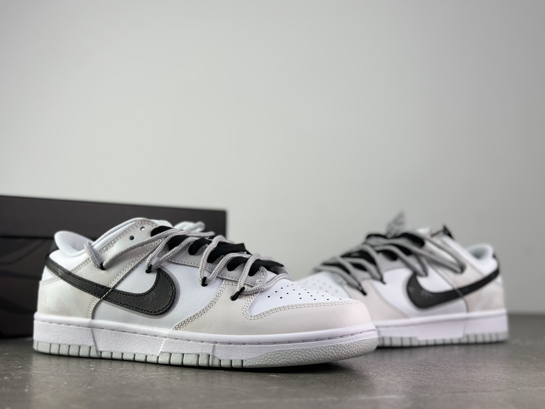 💰300
公司级✅Nk Dunk Low 复古涂鸦 SB绑带低帮休闲板鞋 DV0831-101
#设计灵感来源于复古涂鸦元素，鞋面整体色彩以浅咖色为主，米色和深棕色搭配，清新协调。鞋子打孔解构设计，增加层次感，鞋子也更加百搭。
尺码：36 36.5 37.5 38 38.5 39 40 40.5 41 42 42.5 43 44 44.5 45 46
编码XZ129970