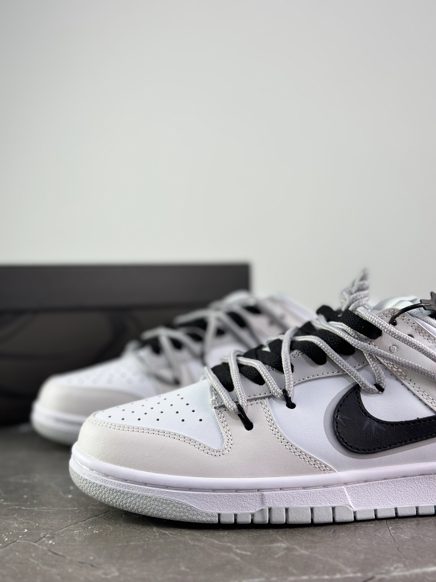 💰300
公司级✅Nk Dunk Low 复古涂鸦 SB绑带低帮休闲板鞋 DV0831-101
#设计灵感来源于复古涂鸦元素，鞋面整体色彩以浅咖色为主，米色和深棕色搭配，清新协调。鞋子打孔解构设计，增加层次感，鞋子也更加百搭。
尺码：36 36.5 37.5 38 38.5 39 40 40.5 41 42 42.5 43 44 44.5 45 46
编码XZ129970