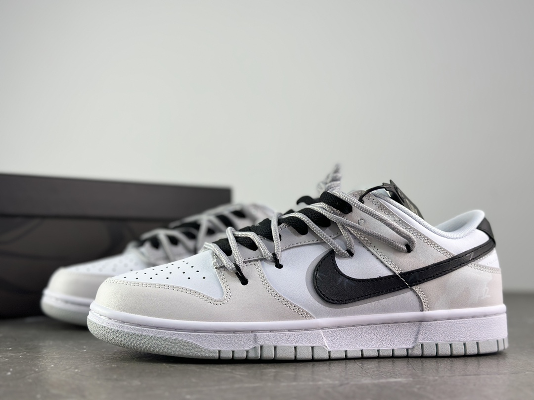 💰300
公司级✅Nk Dunk Low 复古涂鸦 SB绑带低帮休闲板鞋 DV0831-101
#设计灵感来源于复古涂鸦元素，鞋面整体色彩以浅咖色为主，米色和深棕色搭配，清新协调。鞋子打孔解构设计，增加层次感，鞋子也更加百搭。
尺码：36 36.5 37.5 38 38.5 39 40 40.5 41 42 42.5 43 44 44.5 45 46
编码XZ129970