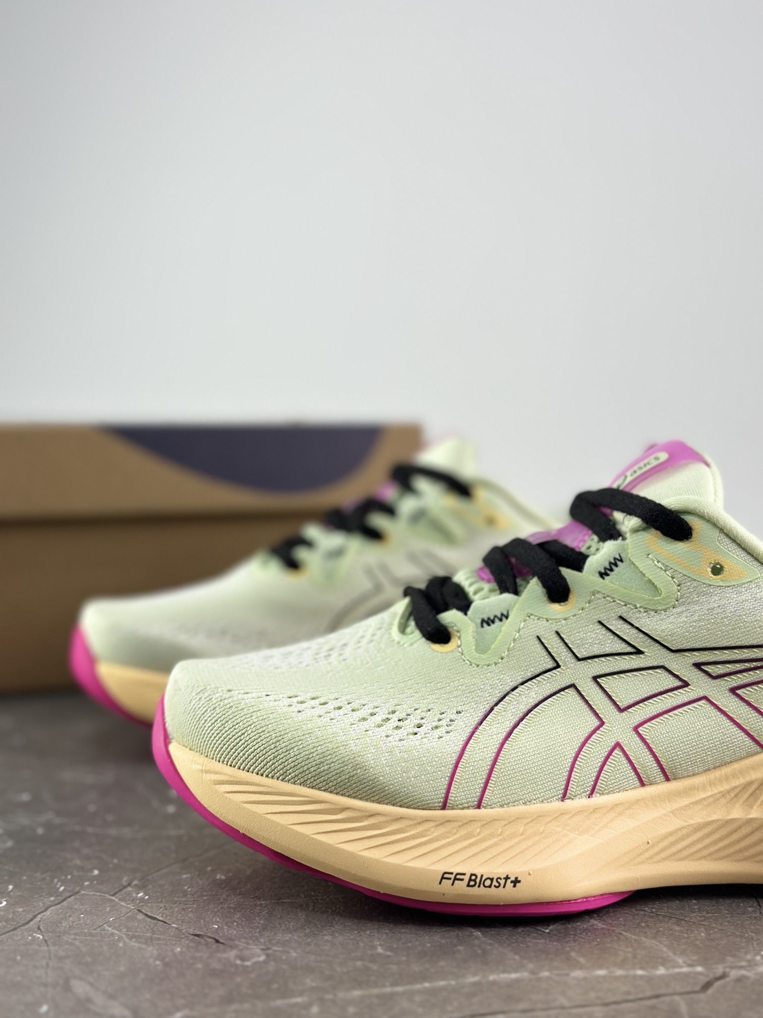 💰200
公司级✅亚瑟士 ASICS GEL-QUANTUM KINETIC 从 GEL-NIMBUS、GEL-KINETIC 等跑鞋汲取灵感，鞋身采用合成皮革、网布材质组成，呈现兼具时尚、舒适感的外型；&ldquo;Birch&rdquo;以&ldquo;Light Brown&rdquo;、&ldquo;Military Green&rdquo;以及&ldquo;Dark Olive&rdquo;3 色搭配而成，创造适合秋季的自然色彩；鞋身饰有 ASICS 虎纹，鞋舌处的品牌 Logo 与鞋后跟的&ldquo;GEL&rdquo;字样相呼应，让整双鞋更加完整 1203A270 251
码数：36 37 37.5 38 39 39.5 40.5
编码：XD127350