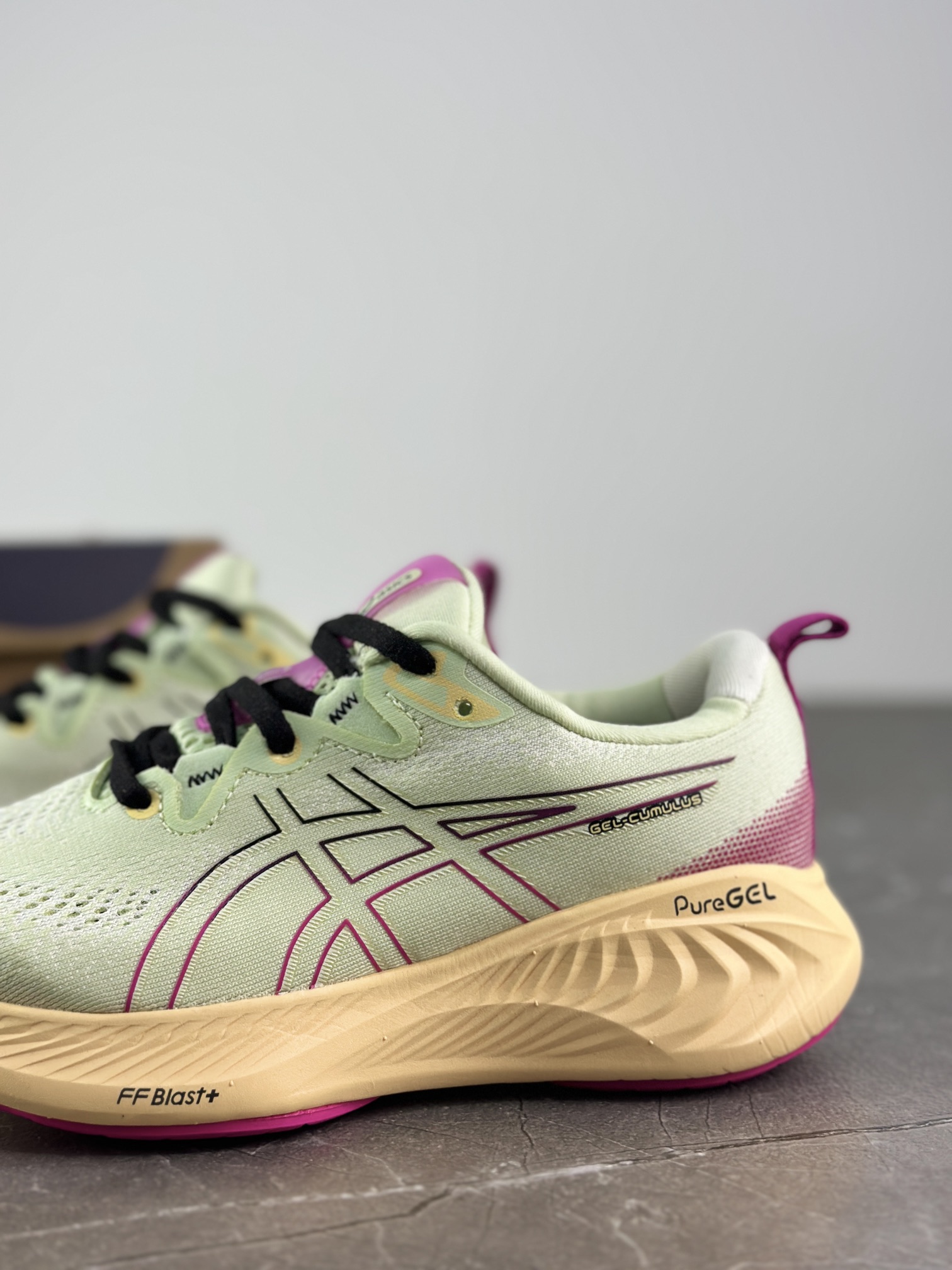 💰200
公司级✅亚瑟士 ASICS GEL-QUANTUM KINETIC 从 GEL-NIMBUS、GEL-KINETIC 等跑鞋汲取灵感，鞋身采用合成皮革、网布材质组成，呈现兼具时尚、舒适感的外型；&ldquo;Birch&rdquo;以&ldquo;Light Brown&rdquo;、&ldquo;Military Green&rdquo;以及&ldquo;Dark Olive&rdquo;3 色搭配而成，创造适合秋季的自然色彩；鞋身饰有 ASICS 虎纹，鞋舌处的品牌 Logo 与鞋后跟的&ldquo;GEL&rdquo;字样相呼应，让整双鞋更加完整 1203A270 251
码数：36 37 37.5 38 39 39.5 40.5
编码：XD127350