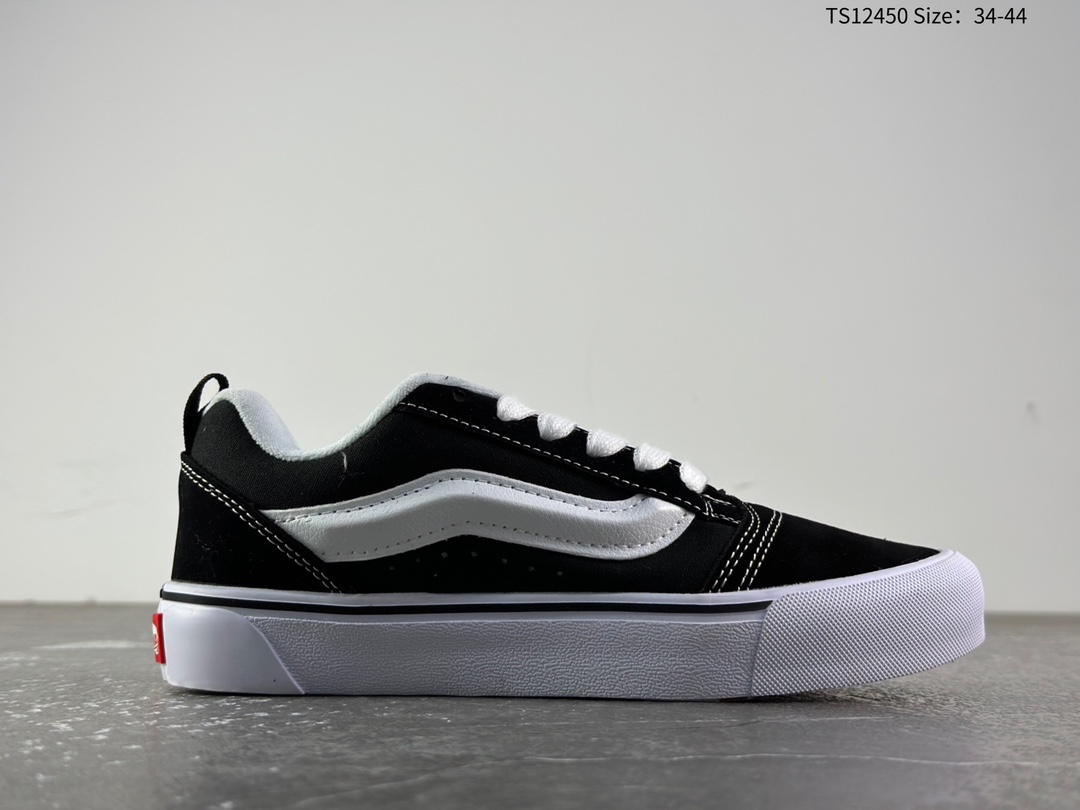 💰140
万斯Vans范斯官方 Knu Skool经典黑白款 舒适面包鞋男女鞋板鞋尺码：35 36 36.5 37 38 38.5 39 40 40.5 41 42 42.5 43 44 
工艺：硫化1:1（重量1:1、真标、原钢印、材质标、鞋型标、合格证） 
编码：TS12450
 Size:35～44硫化半