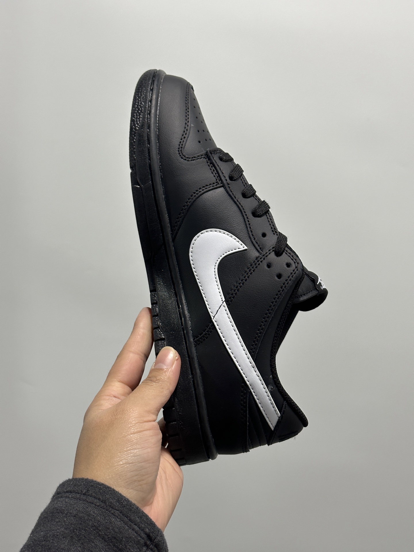 💰150
耐克Nike SB Dunk Low 扣篮系列 复古低帮休闲运动滑板板鞋。采用脚感柔软舒适ZoomAir气垫，有效吸收滑板等极限运动在落地时带来的冲击力，为街头运动者们提供更好的保护。
货号：IO7606尺码36 36.5 37.5 38 38.5 39 40 40.5 41 42 42.5 43 44 45 46
编码XF127330