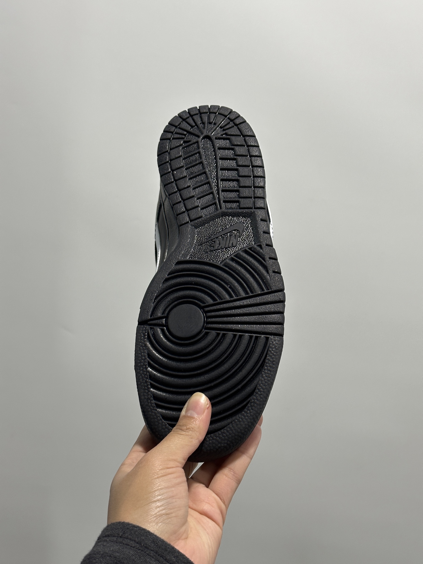 💰150
耐克Nike SB Dunk Low 扣篮系列 复古低帮休闲运动滑板板鞋。采用脚感柔软舒适ZoomAir气垫，有效吸收滑板等极限运动在落地时带来的冲击力，为街头运动者们提供更好的保护。
货号：IO7606尺码36 36.5 37.5 38 38.5 39 40 40.5 41 42 42.5 43 44 45 46
编码XF127330