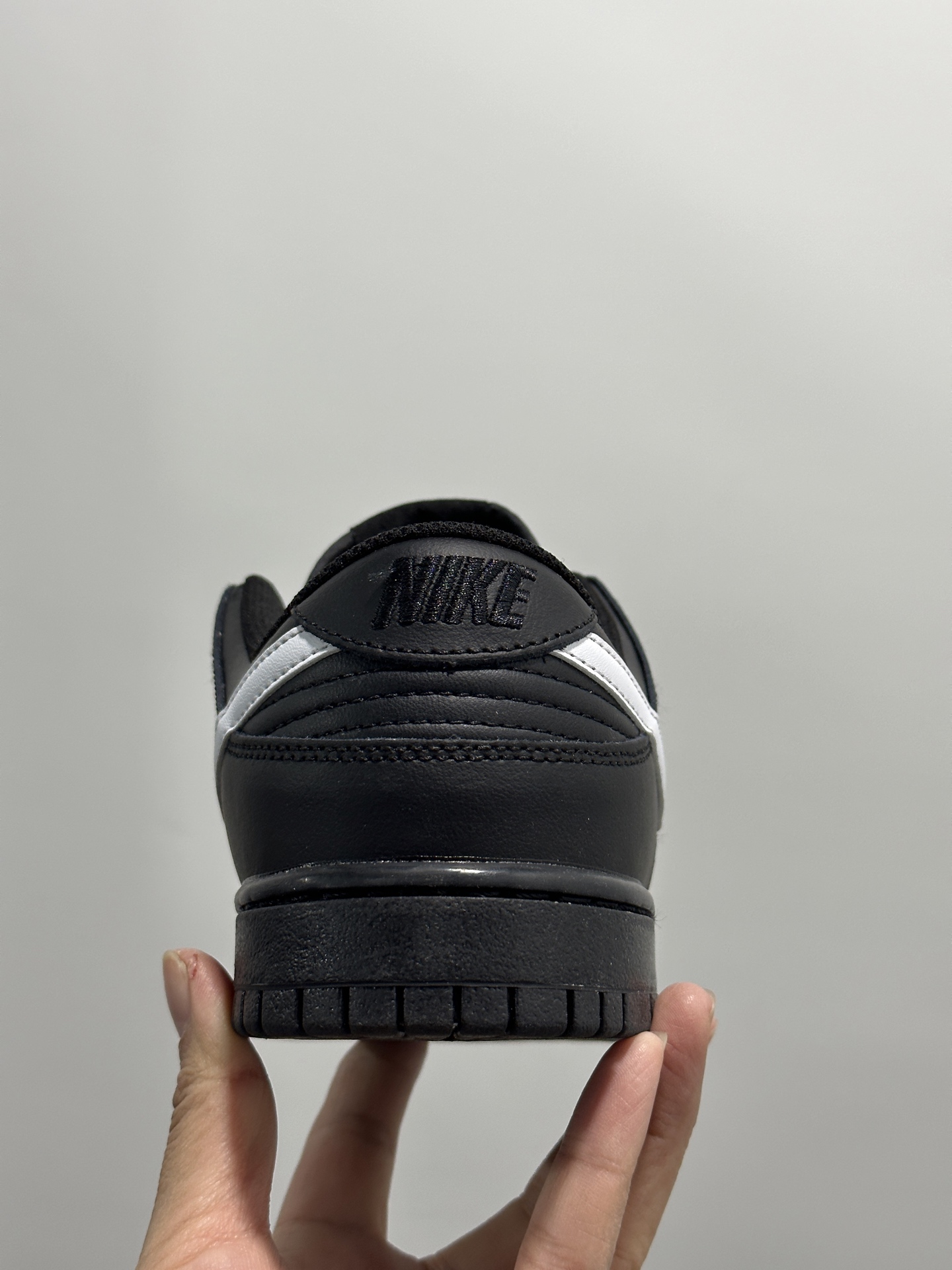 💰150
耐克Nike SB Dunk Low 扣篮系列 复古低帮休闲运动滑板板鞋。采用脚感柔软舒适ZoomAir气垫，有效吸收滑板等极限运动在落地时带来的冲击力，为街头运动者们提供更好的保护。
货号：IO7606尺码36 36.5 37.5 38 38.5 39 40 40.5 41 42 42.5 43 44 45 46
编码XF127330
