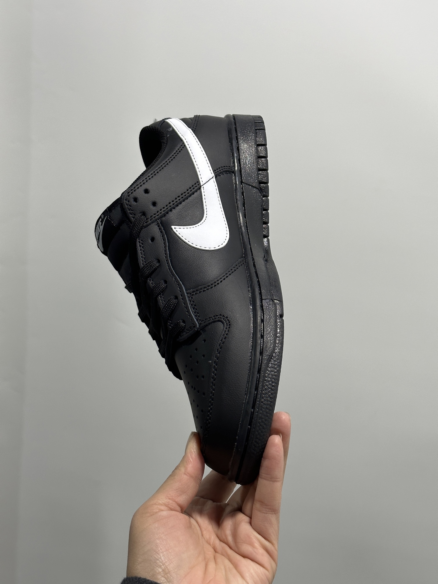 💰150
耐克Nike SB Dunk Low 扣篮系列 复古低帮休闲运动滑板板鞋。采用脚感柔软舒适ZoomAir气垫，有效吸收滑板等极限运动在落地时带来的冲击力，为街头运动者们提供更好的保护。
货号：IO7606尺码36 36.5 37.5 38 38.5 39 40 40.5 41 42 42.5 43 44 45 46
编码XF127330