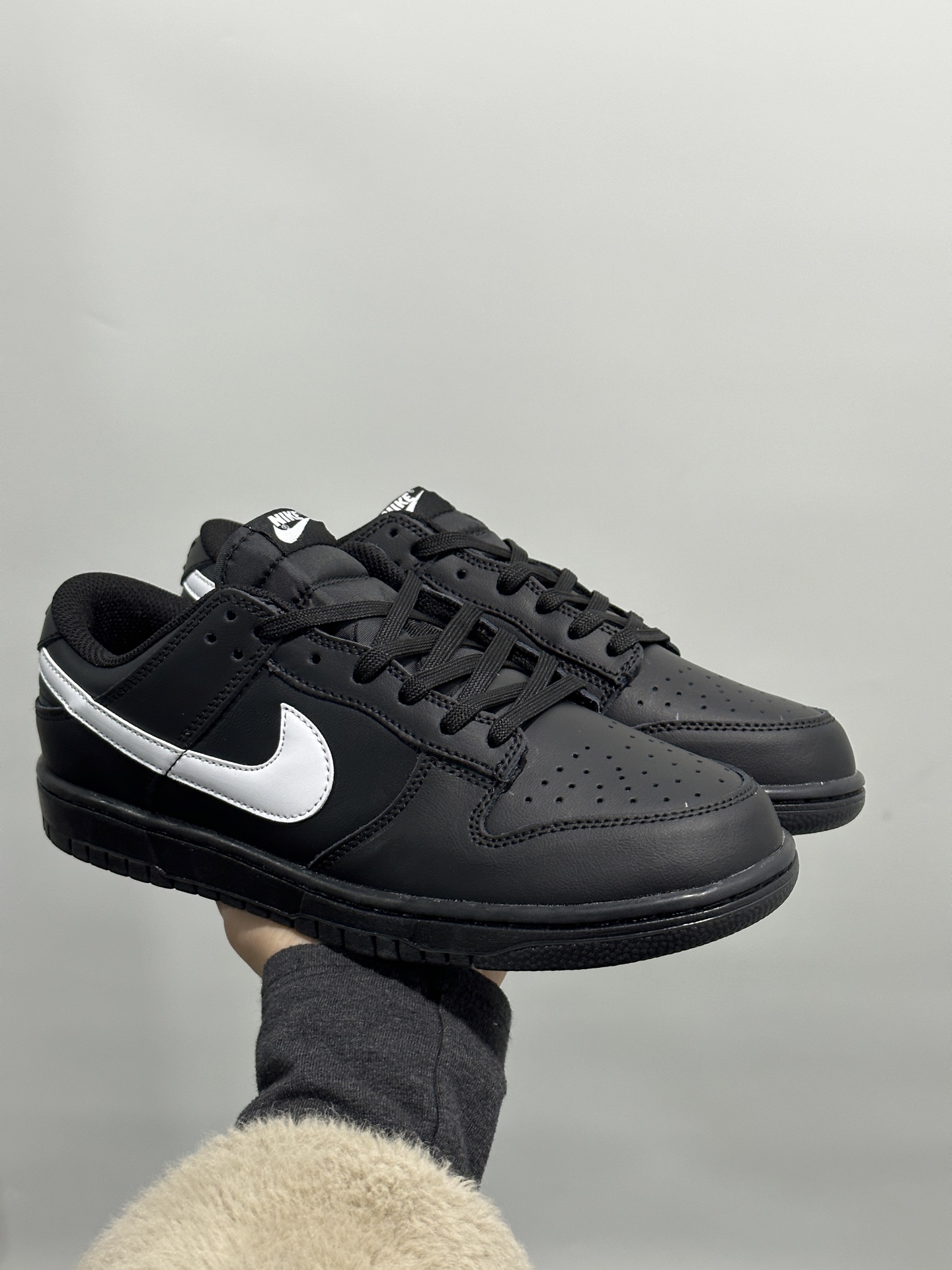 💰150
耐克Nike SB Dunk Low 扣篮系列 复古低帮休闲运动滑板板鞋。采用脚感柔软舒适ZoomAir气垫，有效吸收滑板等极限运动在落地时带来的冲击力，为街头运动者们提供更好的保护。
货号：IO7606尺码36 36.5 37.5 38 38.5 39 40 40.5 41 42 42.5 43 44 45 46
编码XF127330