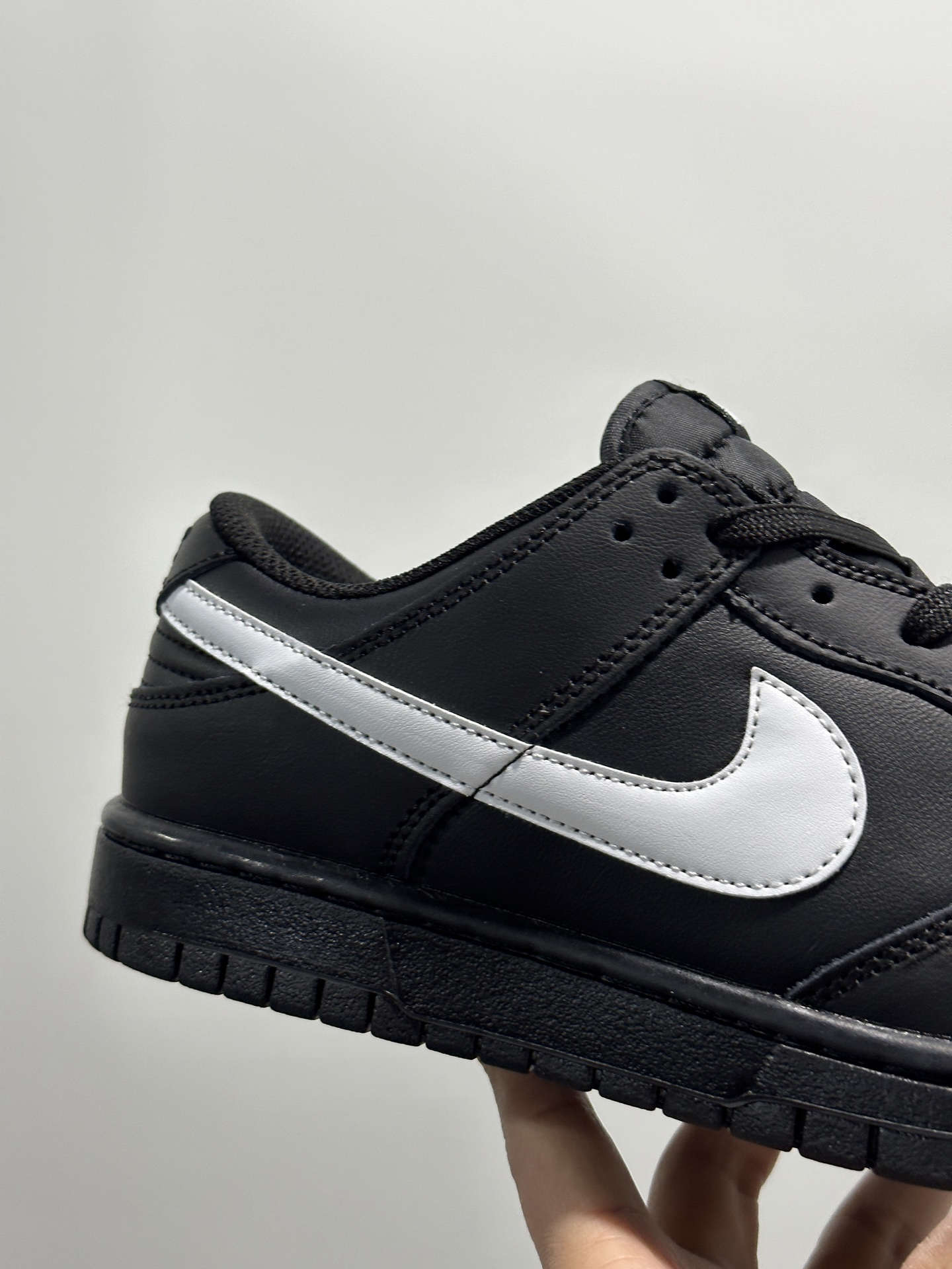 💰150
耐克Nike SB Dunk Low 扣篮系列 复古低帮休闲运动滑板板鞋。采用脚感柔软舒适ZoomAir气垫，有效吸收滑板等极限运动在落地时带来的冲击力，为街头运动者们提供更好的保护。
货号：IO7606尺码36 36.5 37.5 38 38.5 39 40 40.5 41 42 42.5 43 44 45 46
编码XF127330