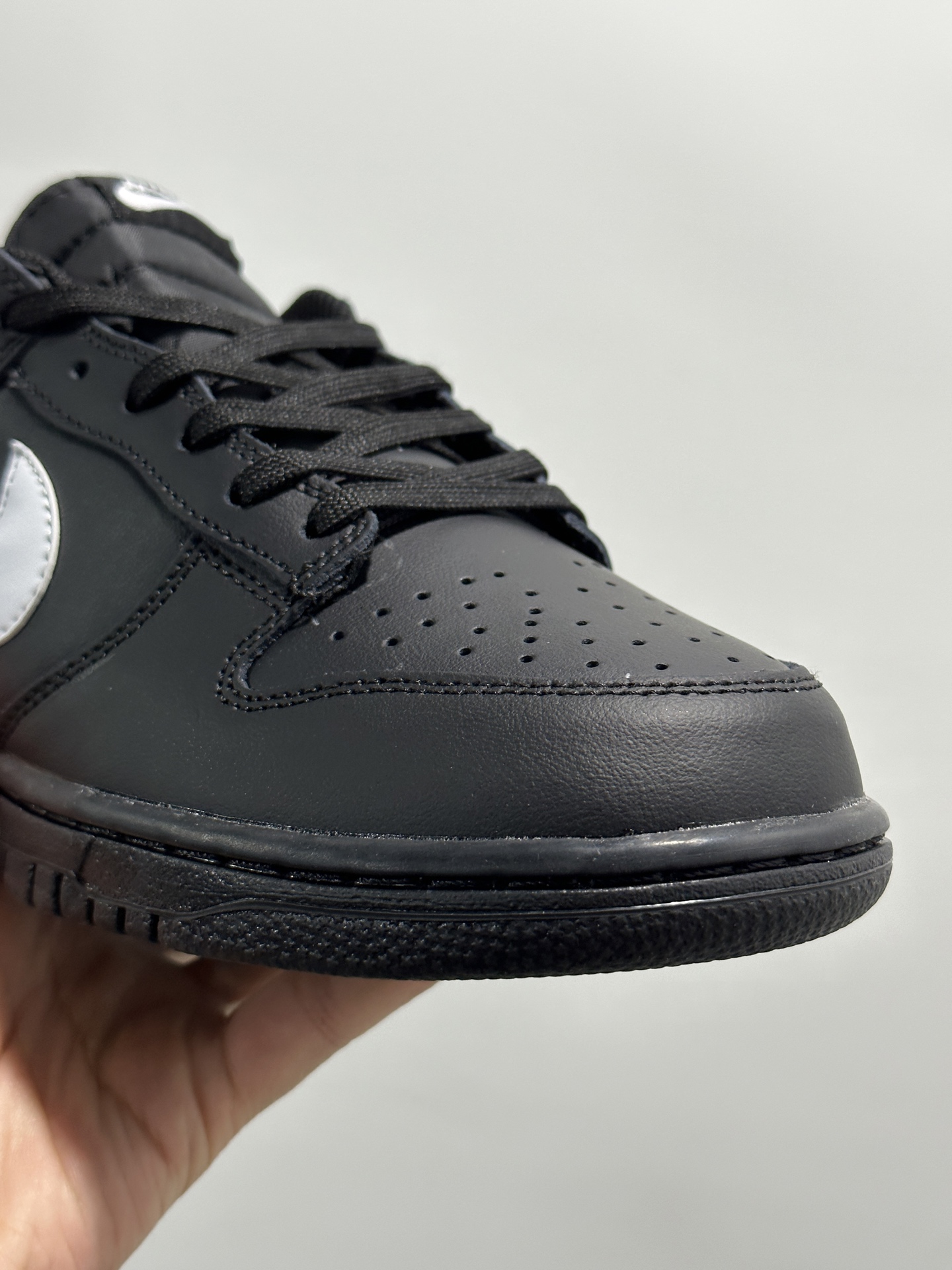 💰150
耐克Nike SB Dunk Low 扣篮系列 复古低帮休闲运动滑板板鞋。采用脚感柔软舒适ZoomAir气垫，有效吸收滑板等极限运动在落地时带来的冲击力，为街头运动者们提供更好的保护。
货号：IO7606尺码36 36.5 37.5 38 38.5 39 40 40.5 41 42 42.5 43 44 45 46
编码XF127330