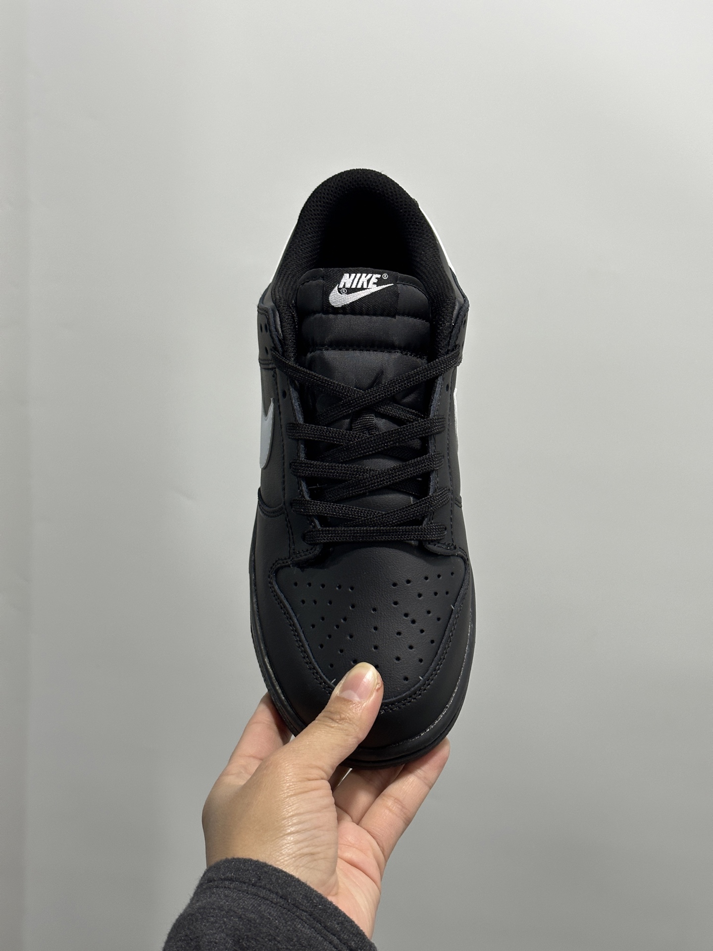 💰150
耐克Nike SB Dunk Low 扣篮系列 复古低帮休闲运动滑板板鞋。采用脚感柔软舒适ZoomAir气垫，有效吸收滑板等极限运动在落地时带来的冲击力，为街头运动者们提供更好的保护。
货号：IO7606尺码36 36.5 37.5 38 38.5 39 40 40.5 41 42 42.5 43 44 45 46
编码XF127330