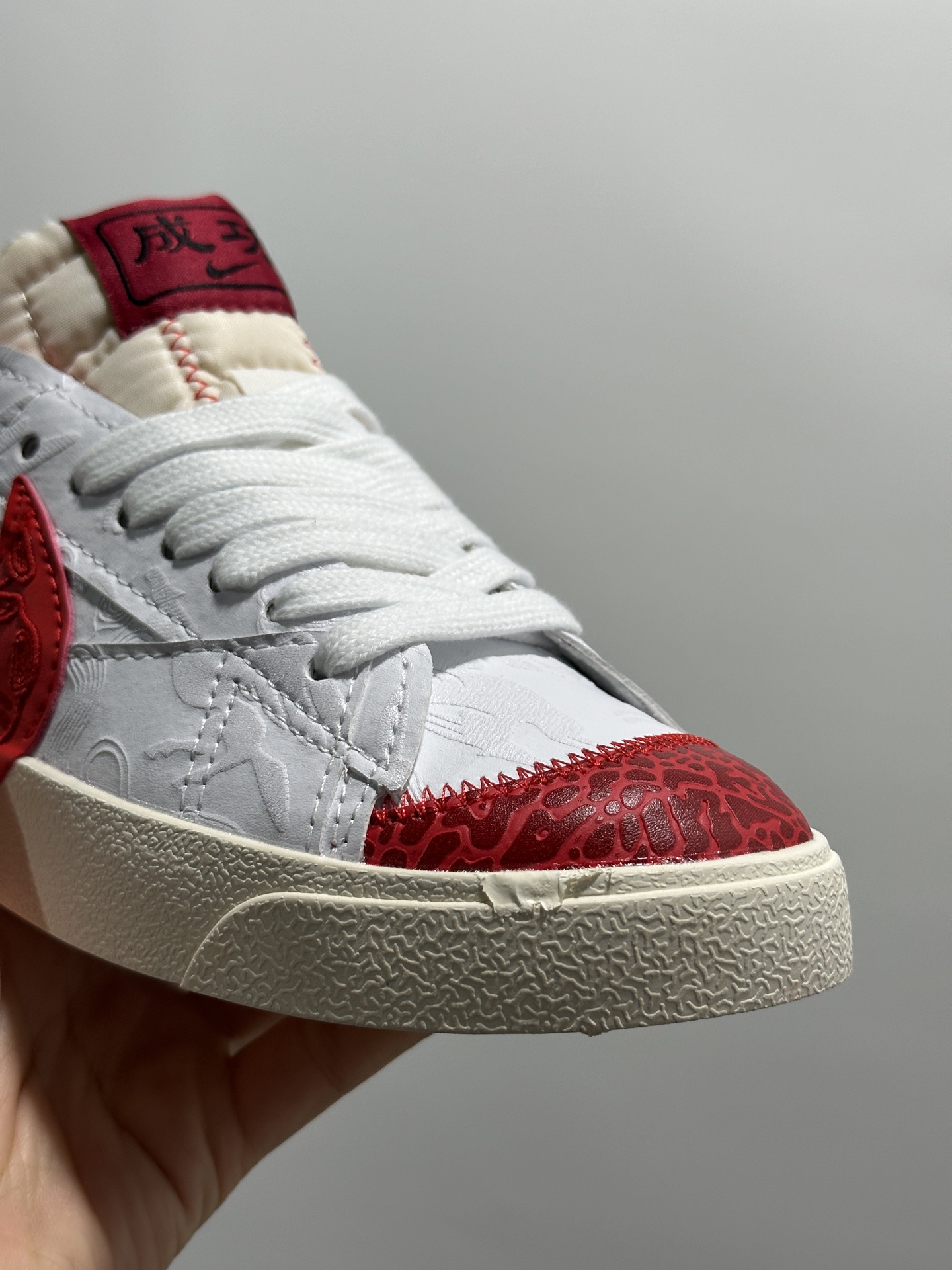 💰170
Nike Blazer Low '77 Jumbo 原装配色 马年限定
定制开拓者
纯原批次 区别市面版本‼️全新焕新升级经典 Blazer 鞋款，大号 Swoosh 突出新时代更加张扬的潮流感，对经典的又一次改良升级。大号 Swoosh 设计结合宽大鞋带，符合当下潮流意趣，橡胶外底融入凸起人字形底纹增添几分户外感觉
货号：MN2026 004
尺码：36 36.5 37.5 38 38.5 39 40 40.5 41 42 42.5 43 44 45
编码GL127320