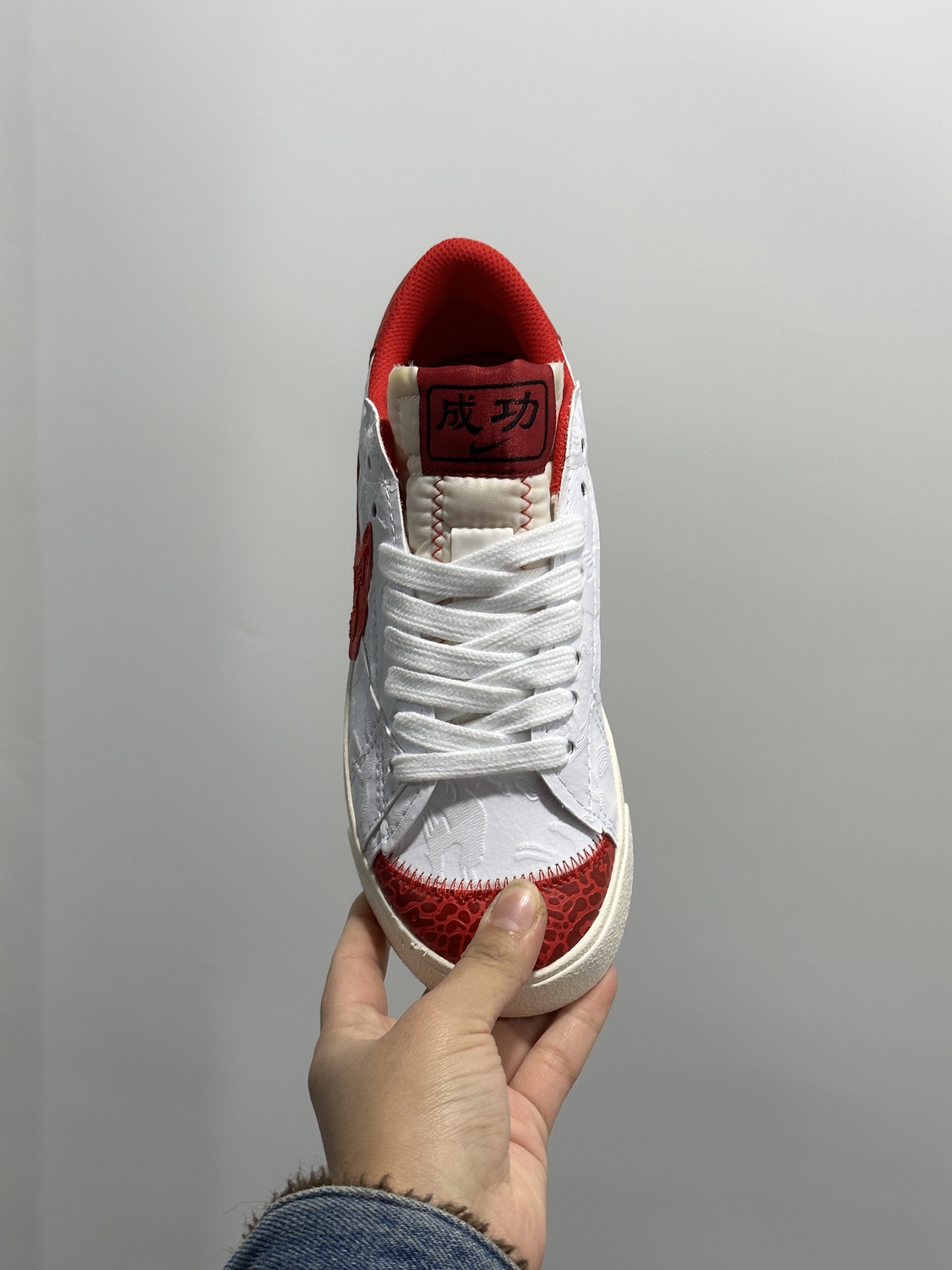 💰170
Nike Blazer Low '77 Jumbo 原装配色 马年限定
定制开拓者
纯原批次 区别市面版本‼️全新焕新升级经典 Blazer 鞋款，大号 Swoosh 突出新时代更加张扬的潮流感，对经典的又一次改良升级。大号 Swoosh 设计结合宽大鞋带，符合当下潮流意趣，橡胶外底融入凸起人字形底纹增添几分户外感觉
货号：MN2026 004
尺码：36 36.5 37.5 38 38.5 39 40 40.5 41 42 42.5 43 44 45
编码GL127320