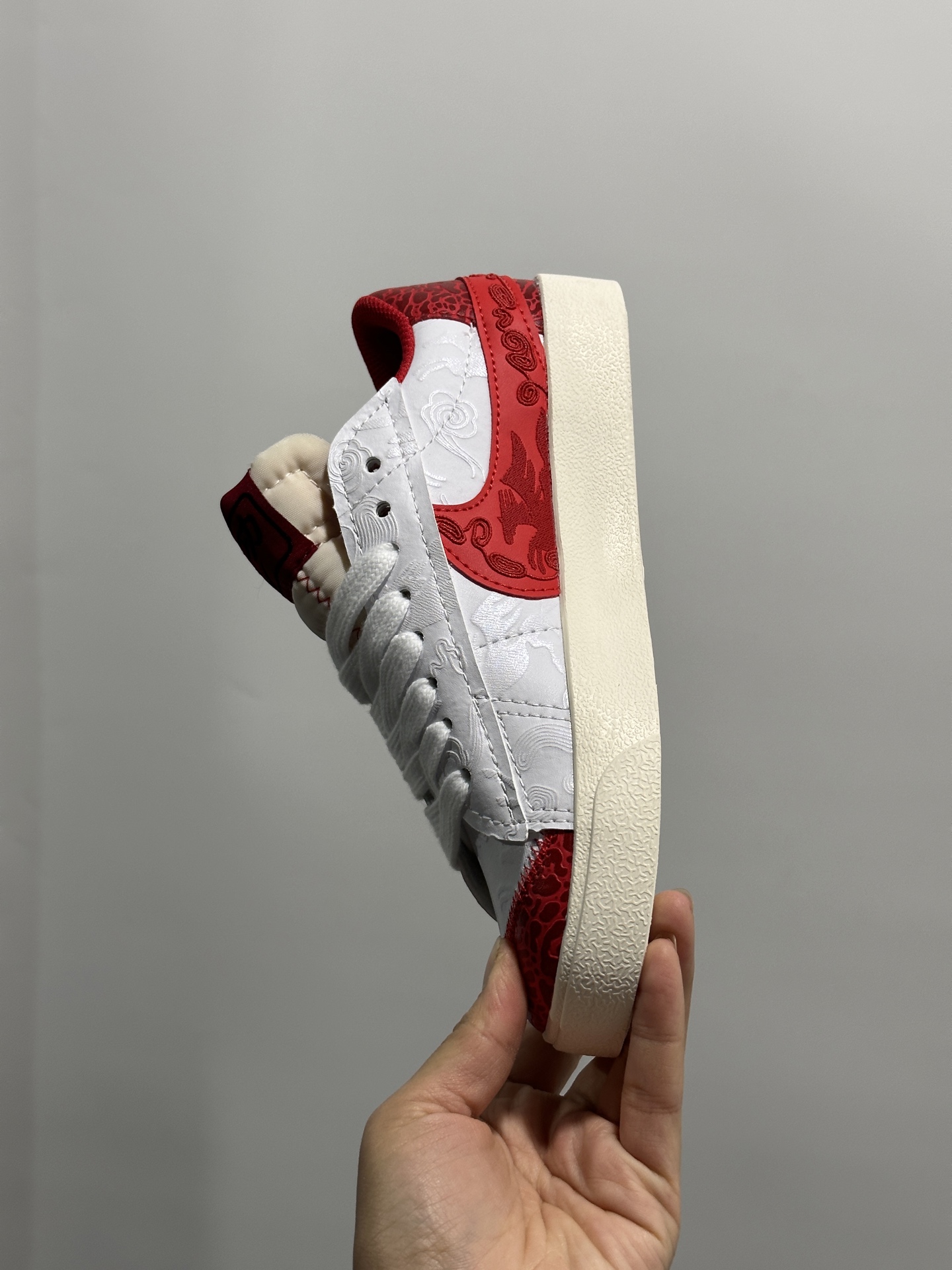 💰170
Nike Blazer Low '77 Jumbo 原装配色 马年限定
定制开拓者
纯原批次 区别市面版本‼️全新焕新升级经典 Blazer 鞋款，大号 Swoosh 突出新时代更加张扬的潮流感，对经典的又一次改良升级。大号 Swoosh 设计结合宽大鞋带，符合当下潮流意趣，橡胶外底融入凸起人字形底纹增添几分户外感觉
货号：MN2026 004
尺码：36 36.5 37.5 38 38.5 39 40 40.5 41 42 42.5 43 44 45
编码GL127320