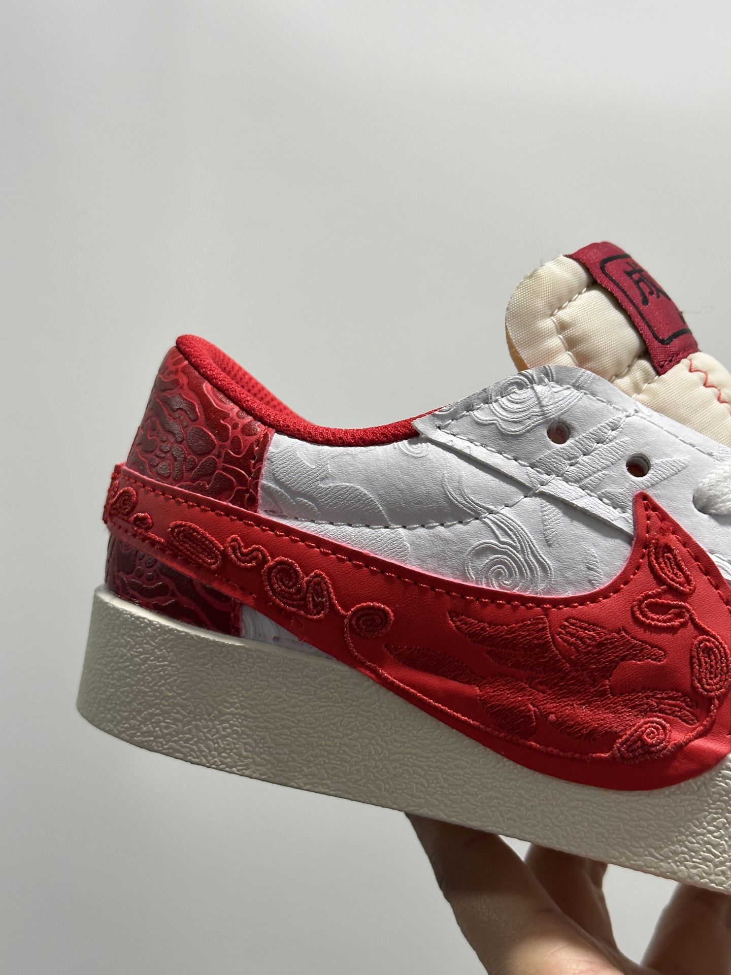 💰170
Nike Blazer Low '77 Jumbo 原装配色 马年限定
定制开拓者
纯原批次 区别市面版本‼️全新焕新升级经典 Blazer 鞋款，大号 Swoosh 突出新时代更加张扬的潮流感，对经典的又一次改良升级。大号 Swoosh 设计结合宽大鞋带，符合当下潮流意趣，橡胶外底融入凸起人字形底纹增添几分户外感觉
货号：MN2026 004
尺码：36 36.5 37.5 38 38.5 39 40 40.5 41 42 42.5 43 44 45
编码GL127320