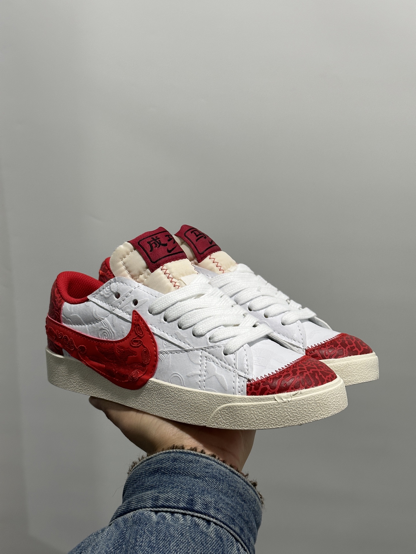 💰170
Nike Blazer Low '77 Jumbo 原装配色 马年限定
定制开拓者
纯原批次 区别市面版本‼️全新焕新升级经典 Blazer 鞋款，大号 Swoosh 突出新时代更加张扬的潮流感，对经典的又一次改良升级。大号 Swoosh 设计结合宽大鞋带，符合当下潮流意趣，橡胶外底融入凸起人字形底纹增添几分户外感觉
货号：MN2026 004
尺码：36 36.5 37.5 38 38.5 39 40 40.5 41 42 42.5 43 44 45
编码GL127320