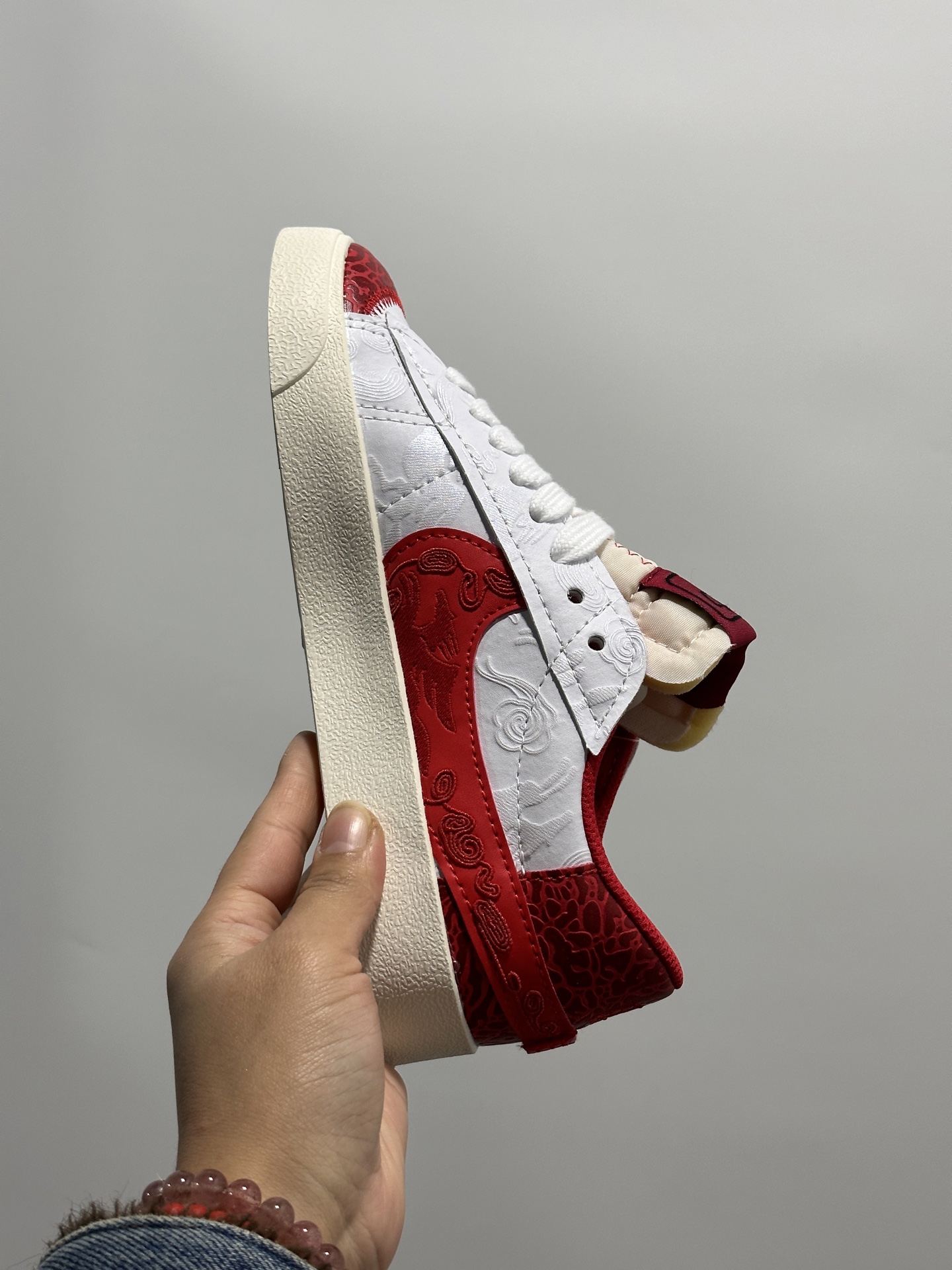 💰170
Nike Blazer Low '77 Jumbo 原装配色 马年限定
定制开拓者
纯原批次 区别市面版本‼️全新焕新升级经典 Blazer 鞋款，大号 Swoosh 突出新时代更加张扬的潮流感，对经典的又一次改良升级。大号 Swoosh 设计结合宽大鞋带，符合当下潮流意趣，橡胶外底融入凸起人字形底纹增添几分户外感觉
货号：MN2026 004
尺码：36 36.5 37.5 38 38.5 39 40 40.5 41 42 42.5 43 44 45
编码GL127320