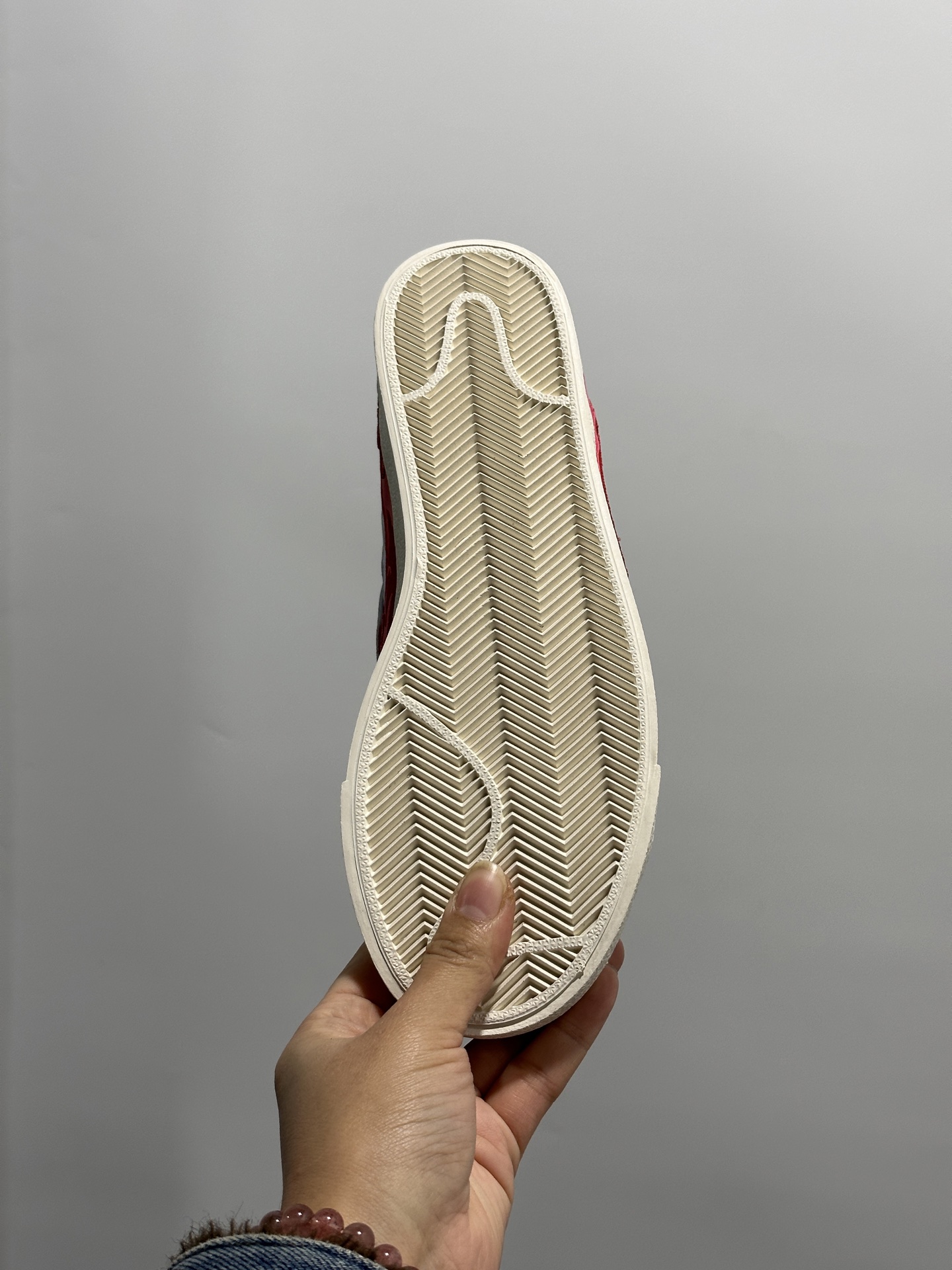 💰170
Nike Blazer Low '77 Jumbo 原装配色 马年限定
定制开拓者
纯原批次 区别市面版本‼️全新焕新升级经典 Blazer 鞋款，大号 Swoosh 突出新时代更加张扬的潮流感，对经典的又一次改良升级。大号 Swoosh 设计结合宽大鞋带，符合当下潮流意趣，橡胶外底融入凸起人字形底纹增添几分户外感觉
货号：MN2026 004
尺码：36 36.5 37.5 38 38.5 39 40 40.5 41 42 42.5 43 44 45
编码GL127320