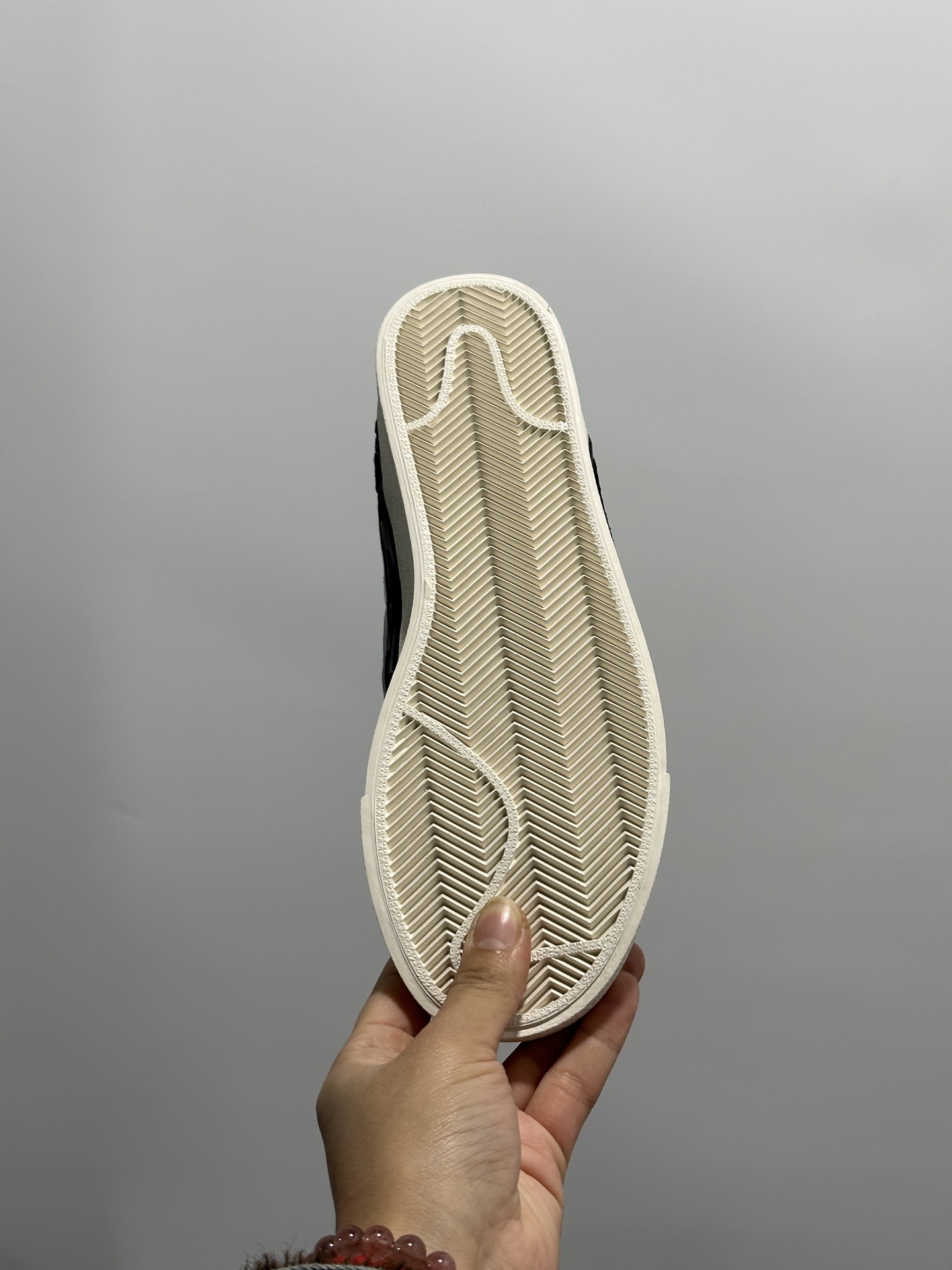 💰170
Nike Blazer Low '77 Jumbo 原装配色 马年限定
定制开拓者
纯原批次 区别市面版本‼️全新焕新升级经典 Blazer 鞋款，大号 Swoosh 突出新时代更加张扬的潮流感，对经典的又一次改良升级。大号 Swoosh 设计结合宽大鞋带，符合当下潮流意趣，橡胶外底融入凸起人字形底纹增添几分户外感觉
货号：MN2026 004
尺码：36 36.5 37.5 38 38.5 39 40 40.5 41 42 42.5 43 44 45
编码GL127320