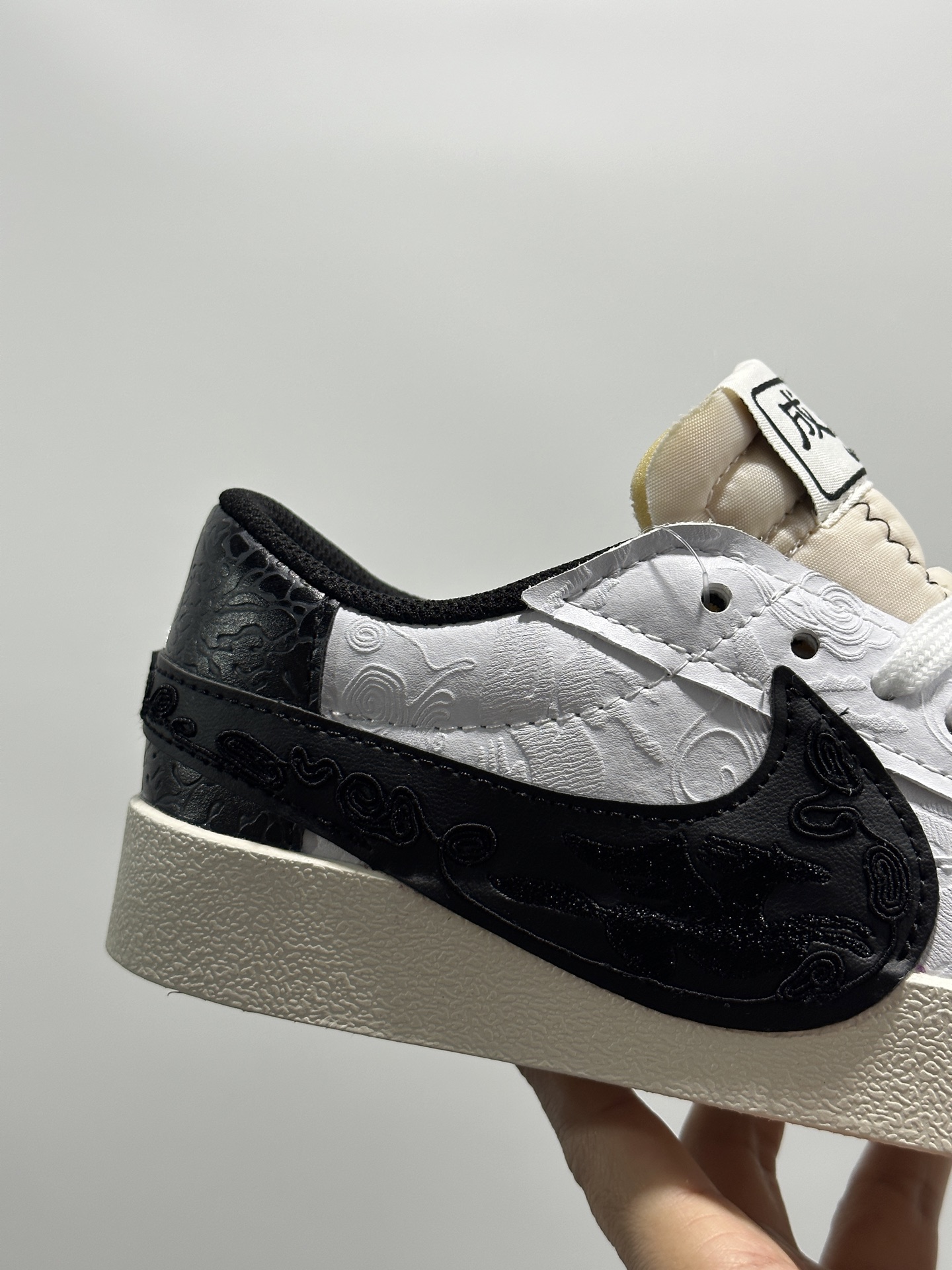 💰170
Nike Blazer Low '77 Jumbo 原装配色 马年限定
定制开拓者
纯原批次 区别市面版本‼️全新焕新升级经典 Blazer 鞋款，大号 Swoosh 突出新时代更加张扬的潮流感，对经典的又一次改良升级。大号 Swoosh 设计结合宽大鞋带，符合当下潮流意趣，橡胶外底融入凸起人字形底纹增添几分户外感觉
货号：MN2026 004
尺码：36 36.5 37.5 38 38.5 39 40 40.5 41 42 42.5 43 44 45
编码GL127320