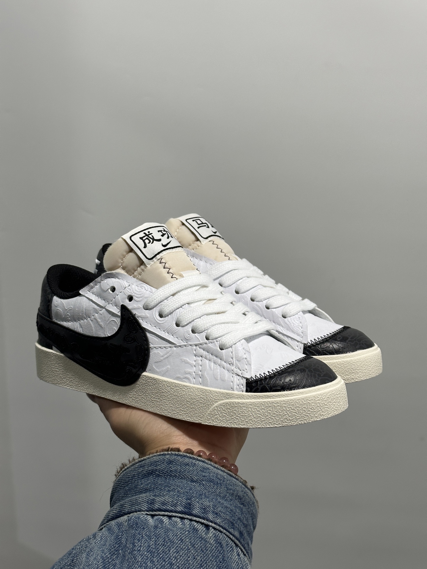 💰170
Nike Blazer Low '77 Jumbo 原装配色 马年限定
定制开拓者
纯原批次 区别市面版本‼️全新焕新升级经典 Blazer 鞋款，大号 Swoosh 突出新时代更加张扬的潮流感，对经典的又一次改良升级。大号 Swoosh 设计结合宽大鞋带，符合当下潮流意趣，橡胶外底融入凸起人字形底纹增添几分户外感觉
货号：MN2026 004
尺码：36 36.5 37.5 38 38.5 39 40 40.5 41 42 42.5 43 44 45
编码GL127320