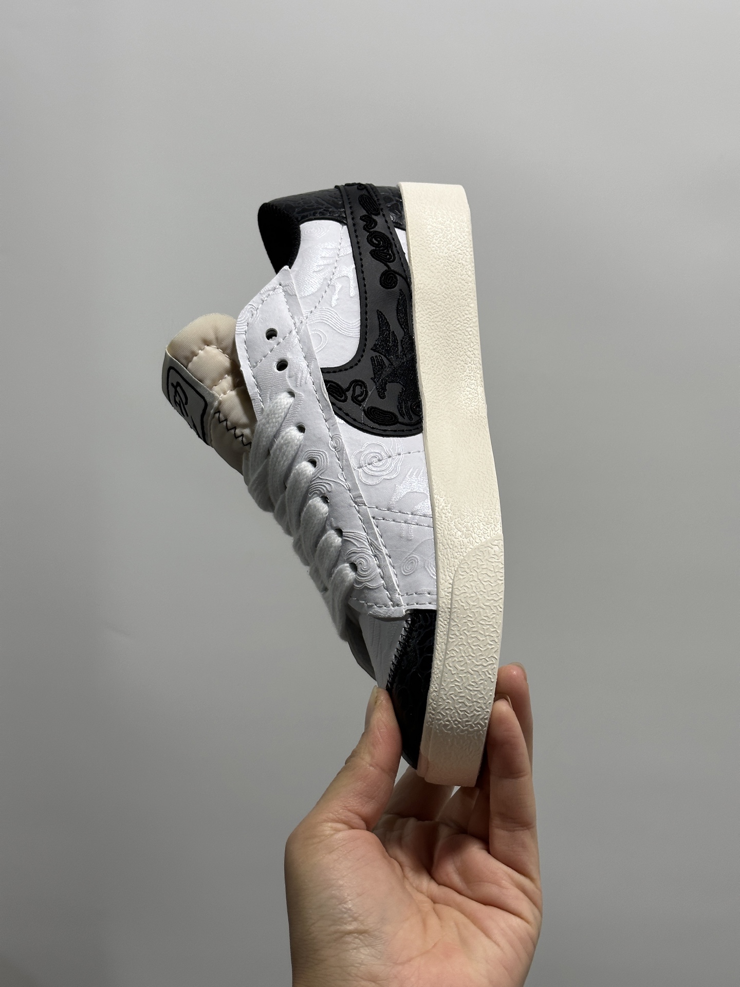 💰170
Nike Blazer Low '77 Jumbo 原装配色 马年限定
定制开拓者
纯原批次 区别市面版本‼️全新焕新升级经典 Blazer 鞋款，大号 Swoosh 突出新时代更加张扬的潮流感，对经典的又一次改良升级。大号 Swoosh 设计结合宽大鞋带，符合当下潮流意趣，橡胶外底融入凸起人字形底纹增添几分户外感觉
货号：MN2026 004
尺码：36 36.5 37.5 38 38.5 39 40 40.5 41 42 42.5 43 44 45
编码GL127320