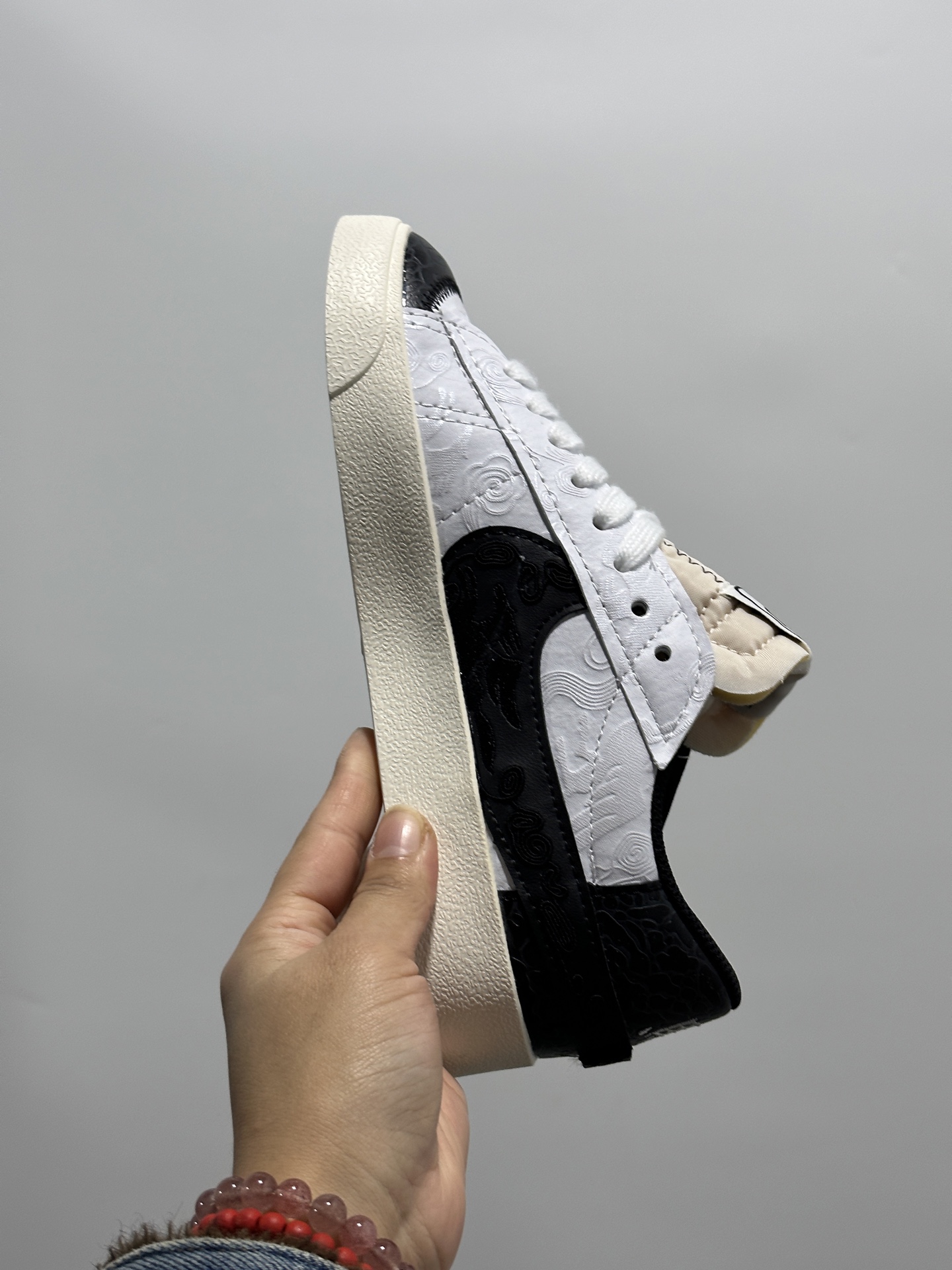 💰170
Nike Blazer Low '77 Jumbo 原装配色 马年限定
定制开拓者
纯原批次 区别市面版本‼️全新焕新升级经典 Blazer 鞋款，大号 Swoosh 突出新时代更加张扬的潮流感，对经典的又一次改良升级。大号 Swoosh 设计结合宽大鞋带，符合当下潮流意趣，橡胶外底融入凸起人字形底纹增添几分户外感觉
货号：MN2026 004
尺码：36 36.5 37.5 38 38.5 39 40 40.5 41 42 42.5 43 44 45
编码GL127320
