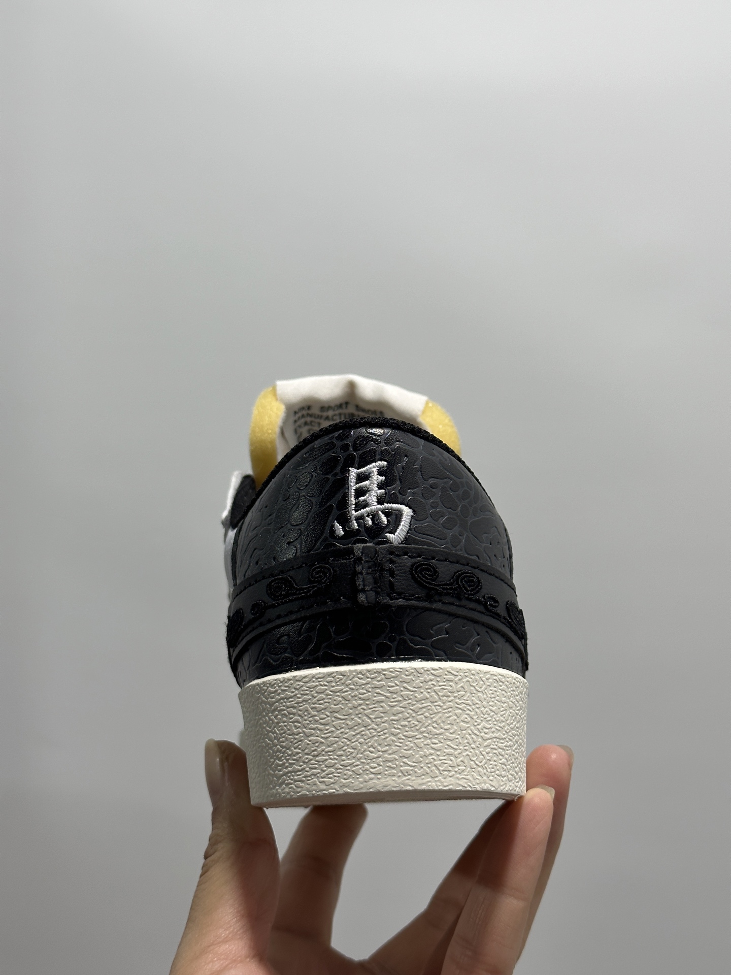 💰170
Nike Blazer Low '77 Jumbo 原装配色 马年限定
定制开拓者
纯原批次 区别市面版本‼️全新焕新升级经典 Blazer 鞋款，大号 Swoosh 突出新时代更加张扬的潮流感，对经典的又一次改良升级。大号 Swoosh 设计结合宽大鞋带，符合当下潮流意趣，橡胶外底融入凸起人字形底纹增添几分户外感觉
货号：MN2026 004
尺码：36 36.5 37.5 38 38.5 39 40 40.5 41 42 42.5 43 44 45
编码GL127320