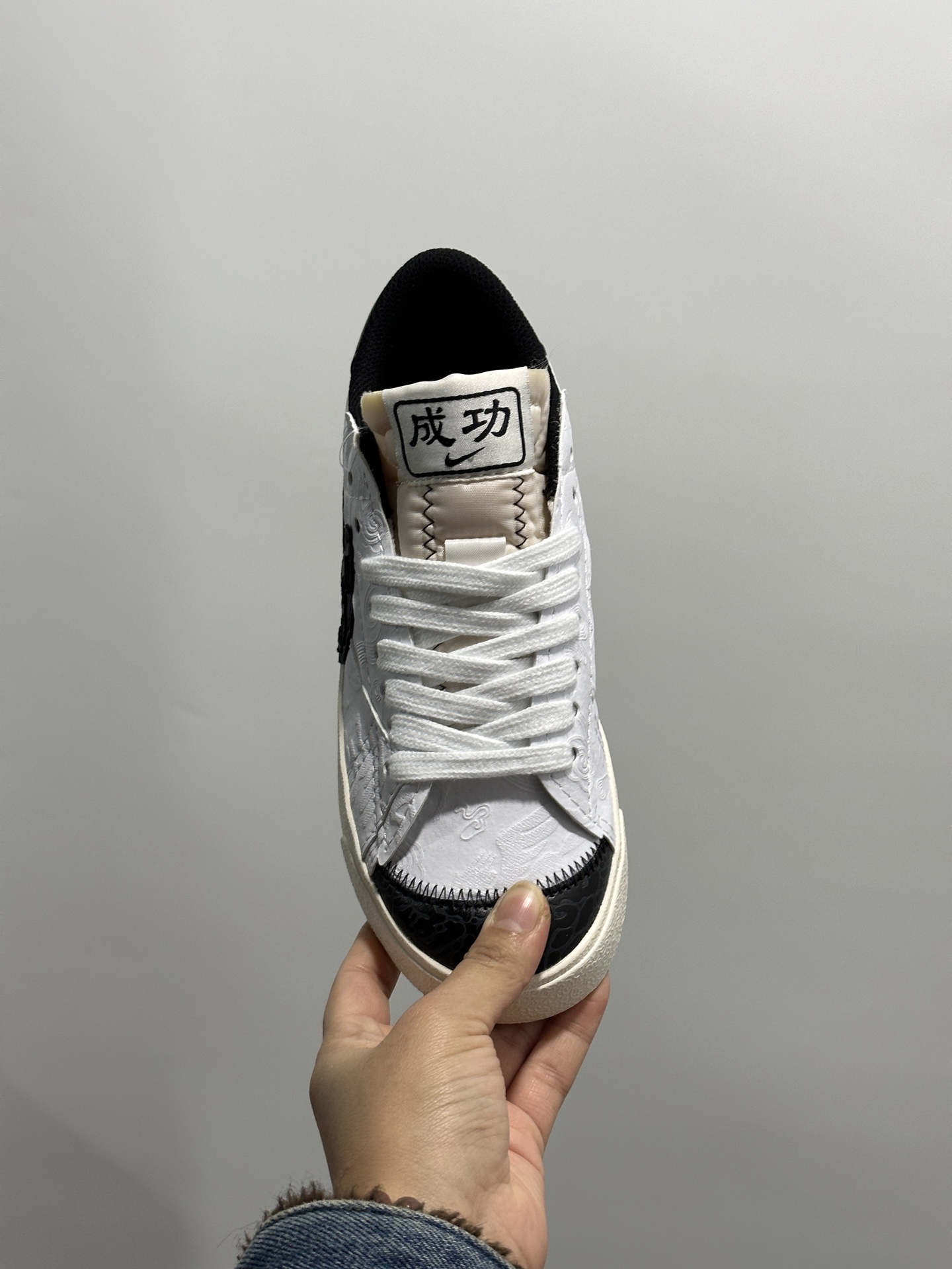 💰170
Nike Blazer Low '77 Jumbo 原装配色 马年限定
定制开拓者
纯原批次 区别市面版本‼️全新焕新升级经典 Blazer 鞋款，大号 Swoosh 突出新时代更加张扬的潮流感，对经典的又一次改良升级。大号 Swoosh 设计结合宽大鞋带，符合当下潮流意趣，橡胶外底融入凸起人字形底纹增添几分户外感觉
货号：MN2026 004
尺码：36 36.5 37.5 38 38.5 39 40 40.5 41 42 42.5 43 44 45
编码GL127320