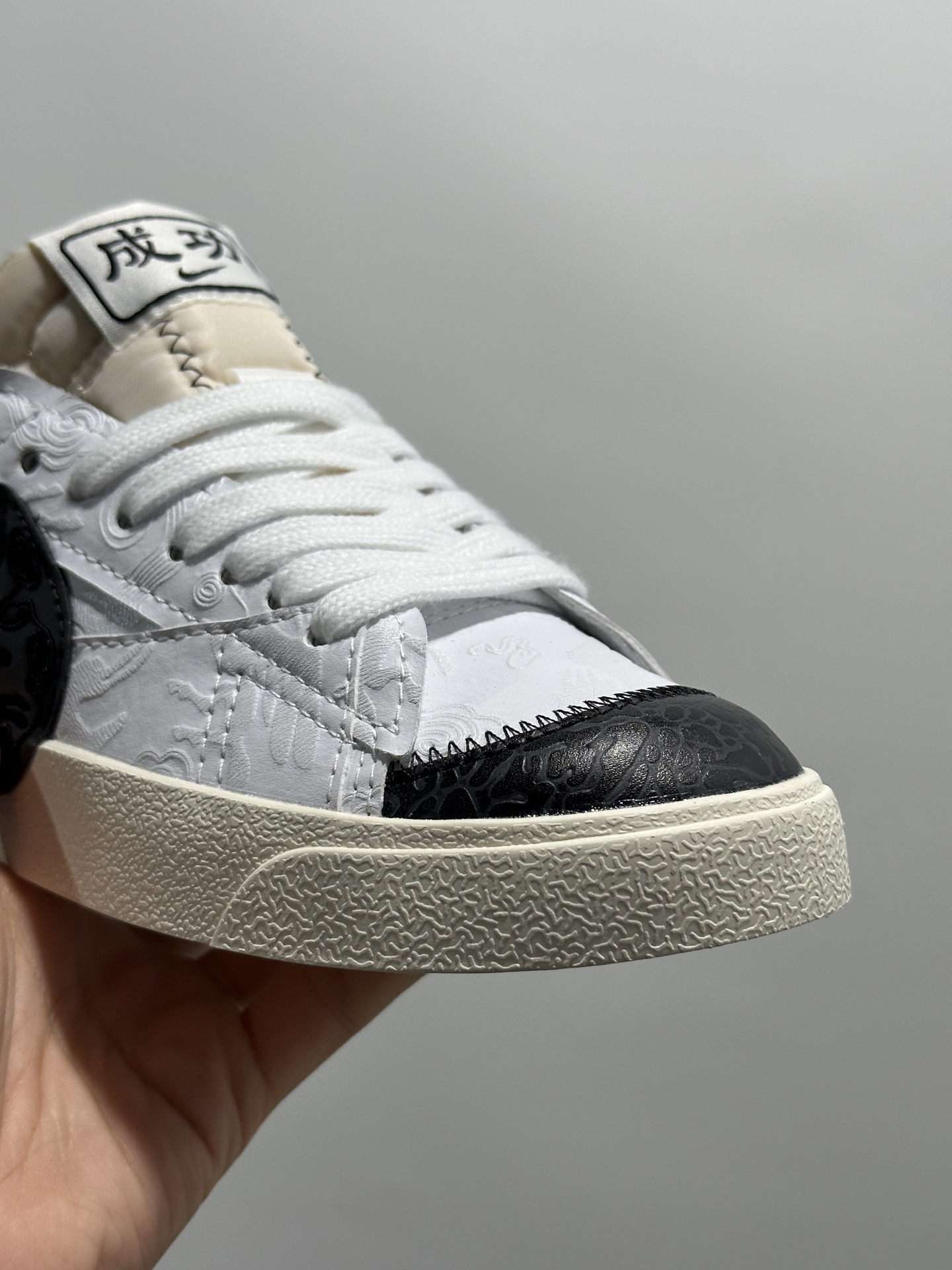 💰170
Nike Blazer Low '77 Jumbo 原装配色 马年限定
定制开拓者
纯原批次 区别市面版本‼️全新焕新升级经典 Blazer 鞋款，大号 Swoosh 突出新时代更加张扬的潮流感，对经典的又一次改良升级。大号 Swoosh 设计结合宽大鞋带，符合当下潮流意趣，橡胶外底融入凸起人字形底纹增添几分户外感觉
货号：MN2026 004
尺码：36 36.5 37.5 38 38.5 39 40 40.5 41 42 42.5 43 44 45
编码GL127320