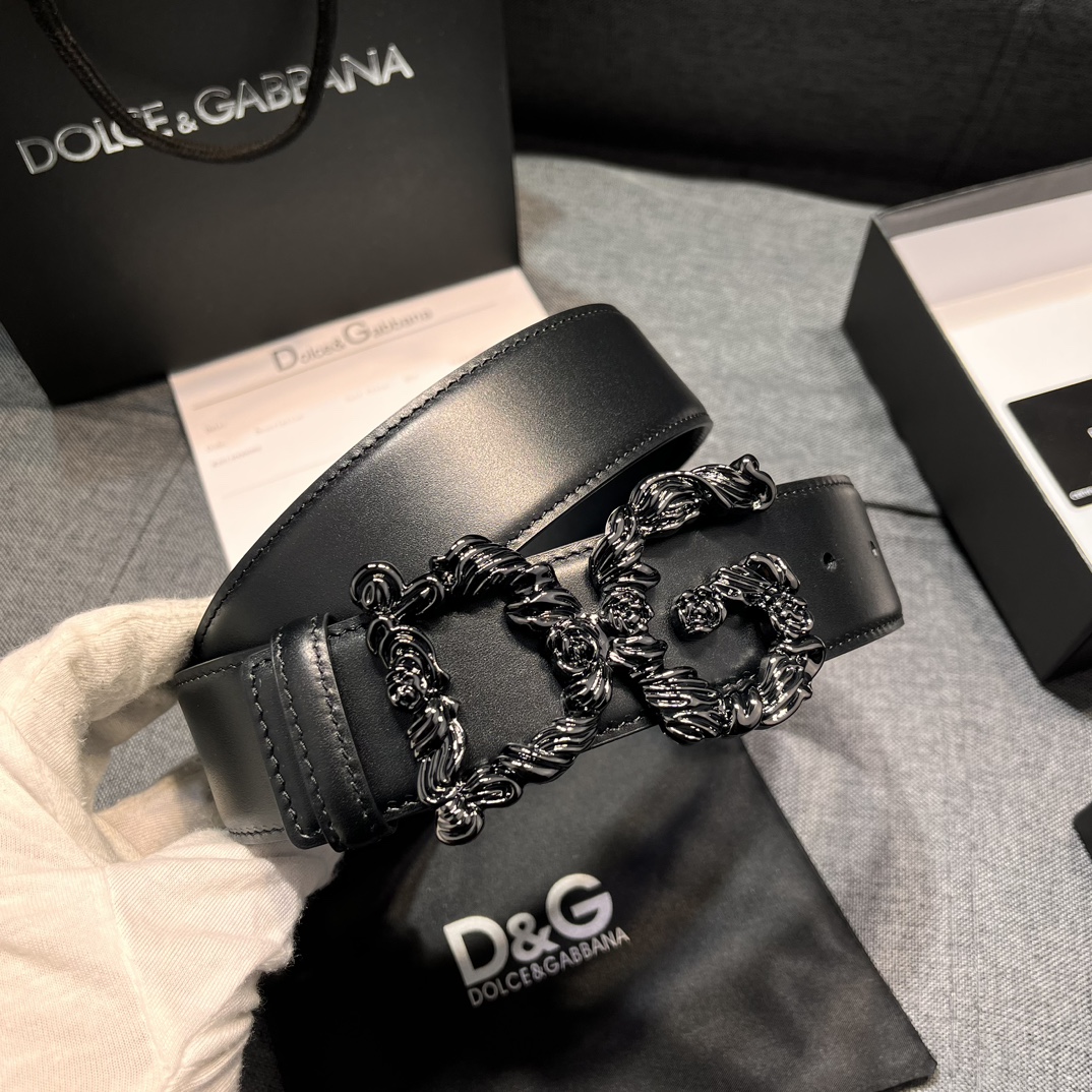   DG，宽4.0cm  Dolce&Gabbana 新款 金色电镀金属徽标搭扣•搭扣下方设有点扣• 无