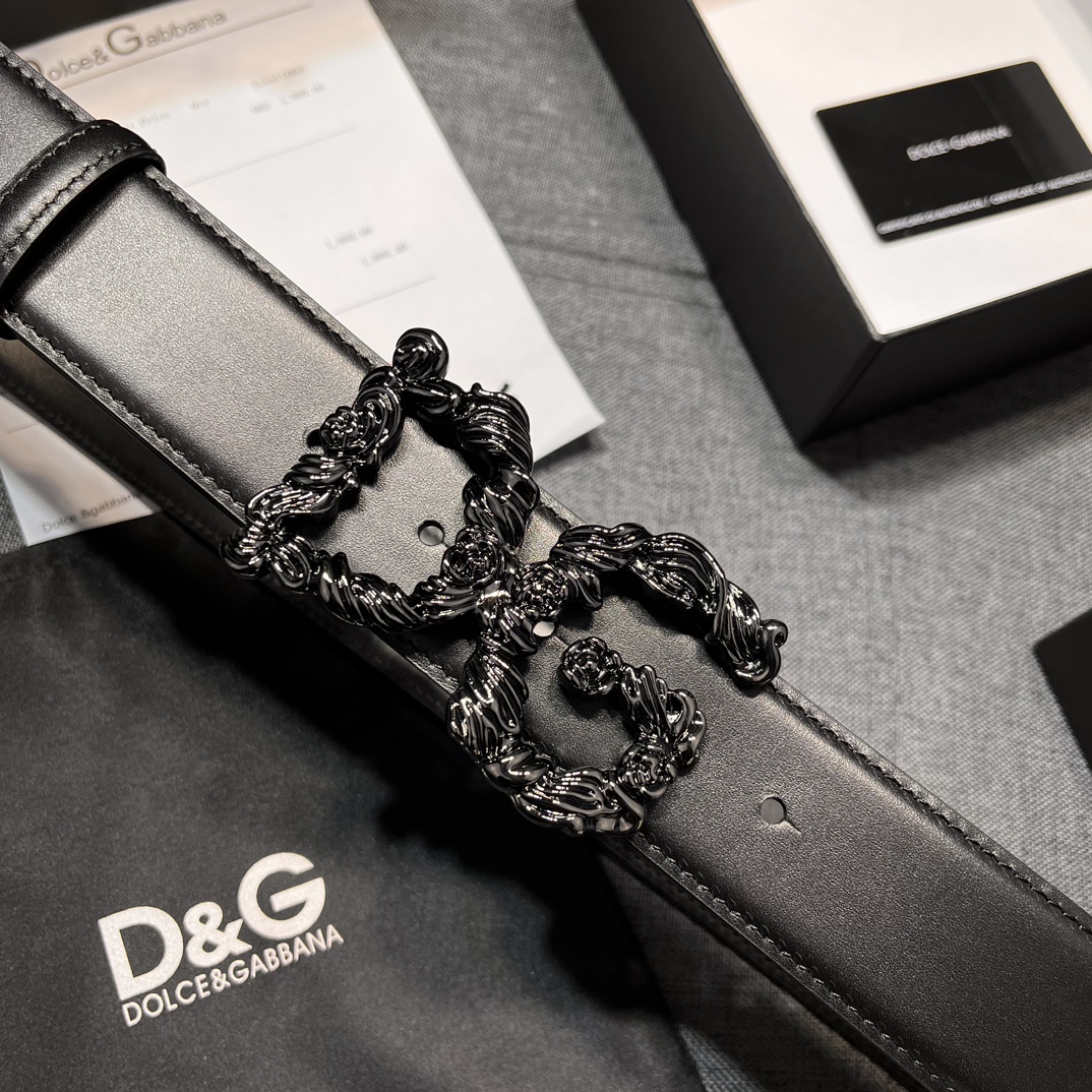   DG，宽4.0cm  Dolce&Gabbana 新款 金色电镀金属徽标搭扣•搭扣下方设有点扣• 无