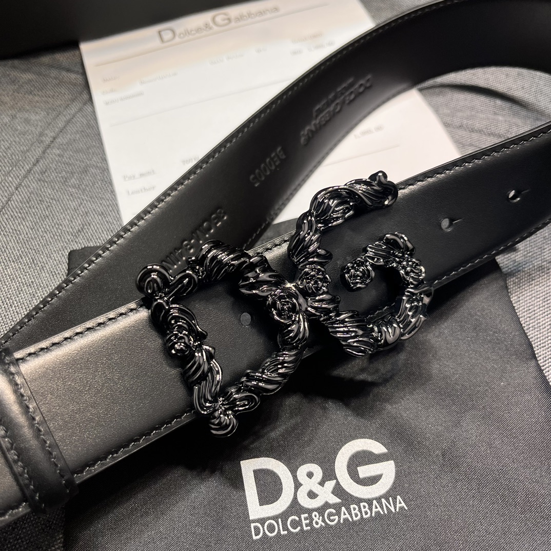   DG，宽4.0cm  Dolce&Gabbana 新款 金色电镀金属徽标搭扣•搭扣下方设有点扣• 无
