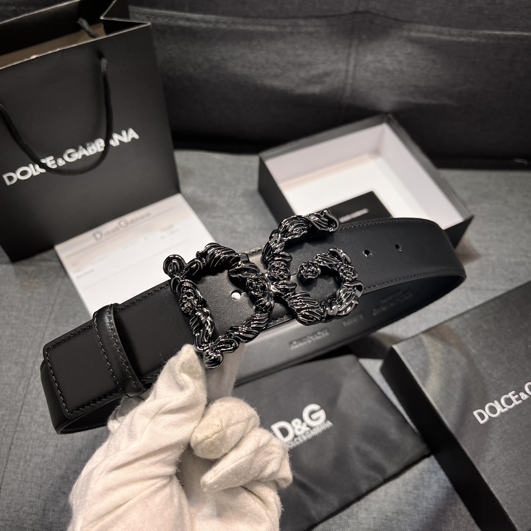   DG，宽4.0cm  Dolce&Gabbana 新款 金色电镀金属徽标搭扣•搭扣下方设有点扣• 无