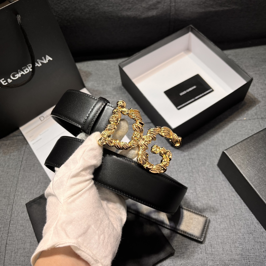   DG，宽4.0cm  Dolce&Gabbana 新款 金色电镀金属徽标搭扣•搭扣下方设有点扣• 无