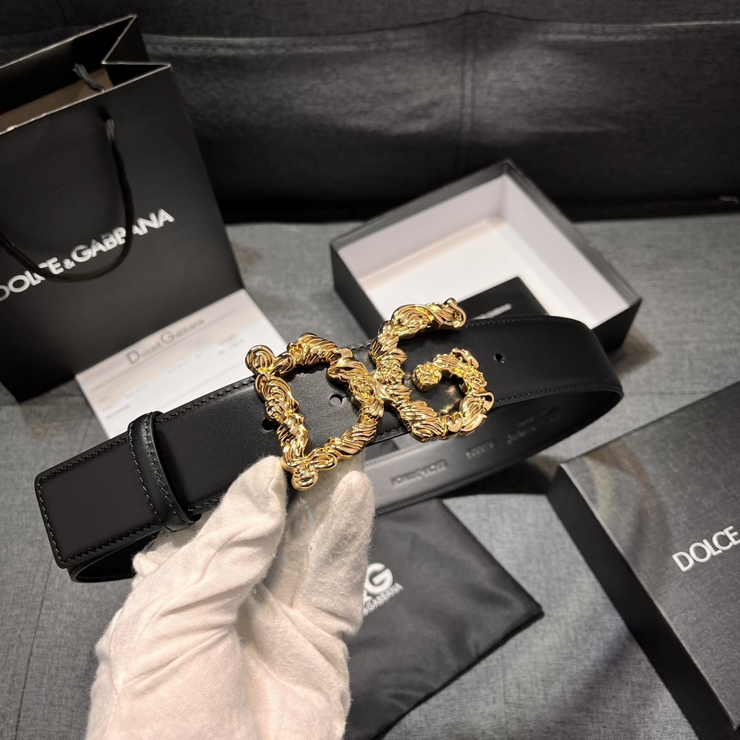   DG，宽4.0cm  Dolce&Gabbana 新款 金色电镀金属徽标搭扣•搭扣下方设有点扣• 无