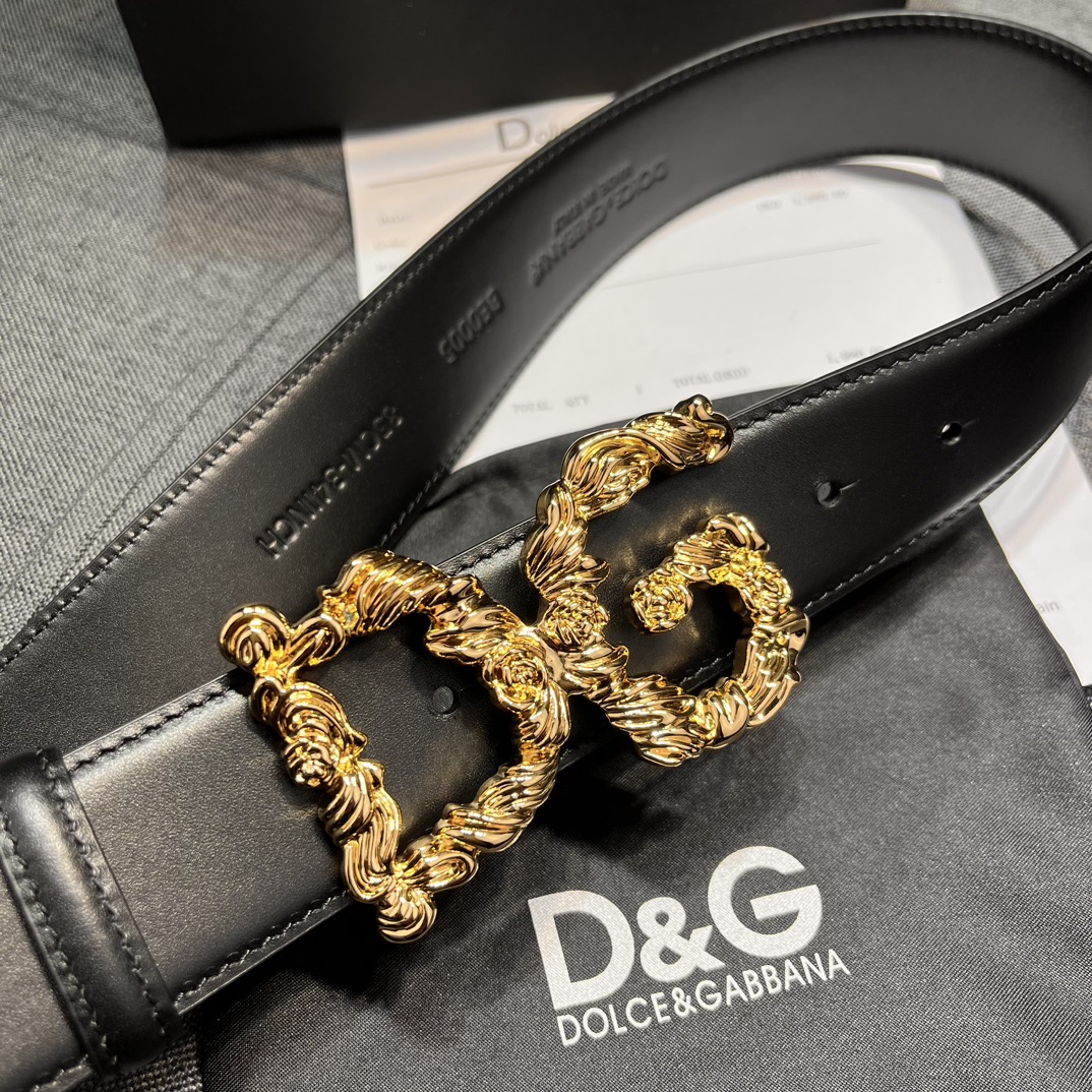   DG，宽4.0cm  Dolce&Gabbana 新款 金色电镀金属徽标搭扣•搭扣下方设有点扣• 无