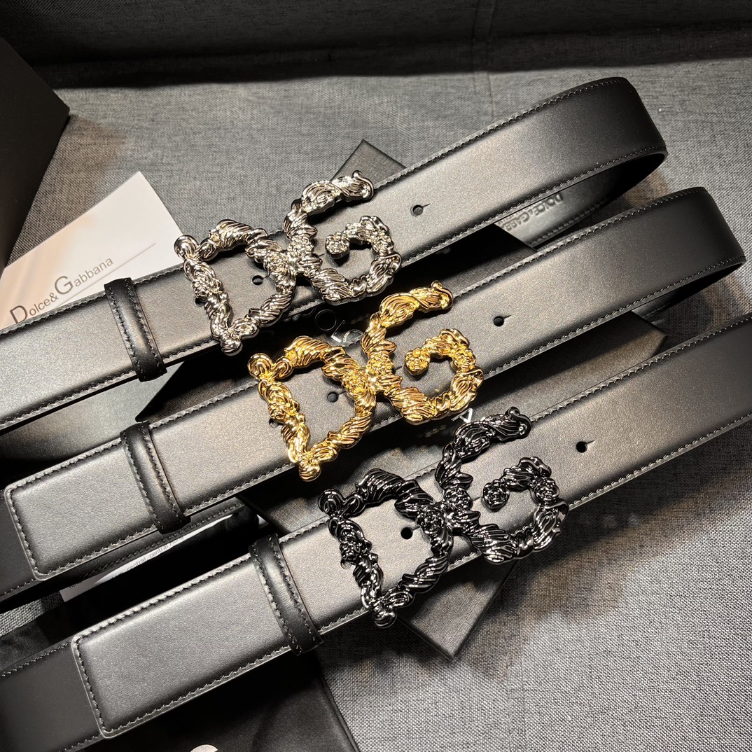   DG，宽4.0cm  Dolce&Gabbana 新款 金色电镀金属徽标搭扣•搭扣下方设有点扣• 无