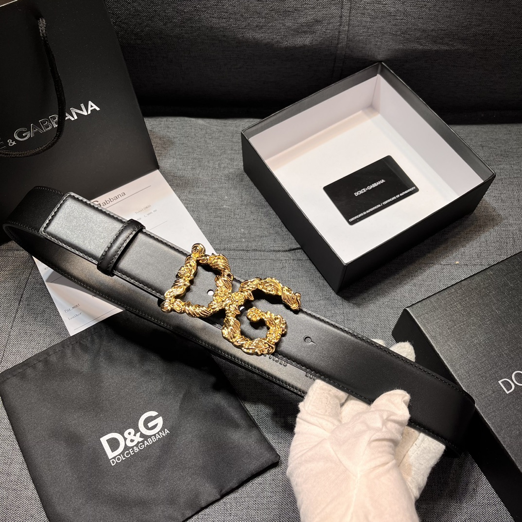   DG，宽4.0cm  Dolce&Gabbana 新款 金色电镀金属徽标搭扣•搭扣下方设有点扣• 无