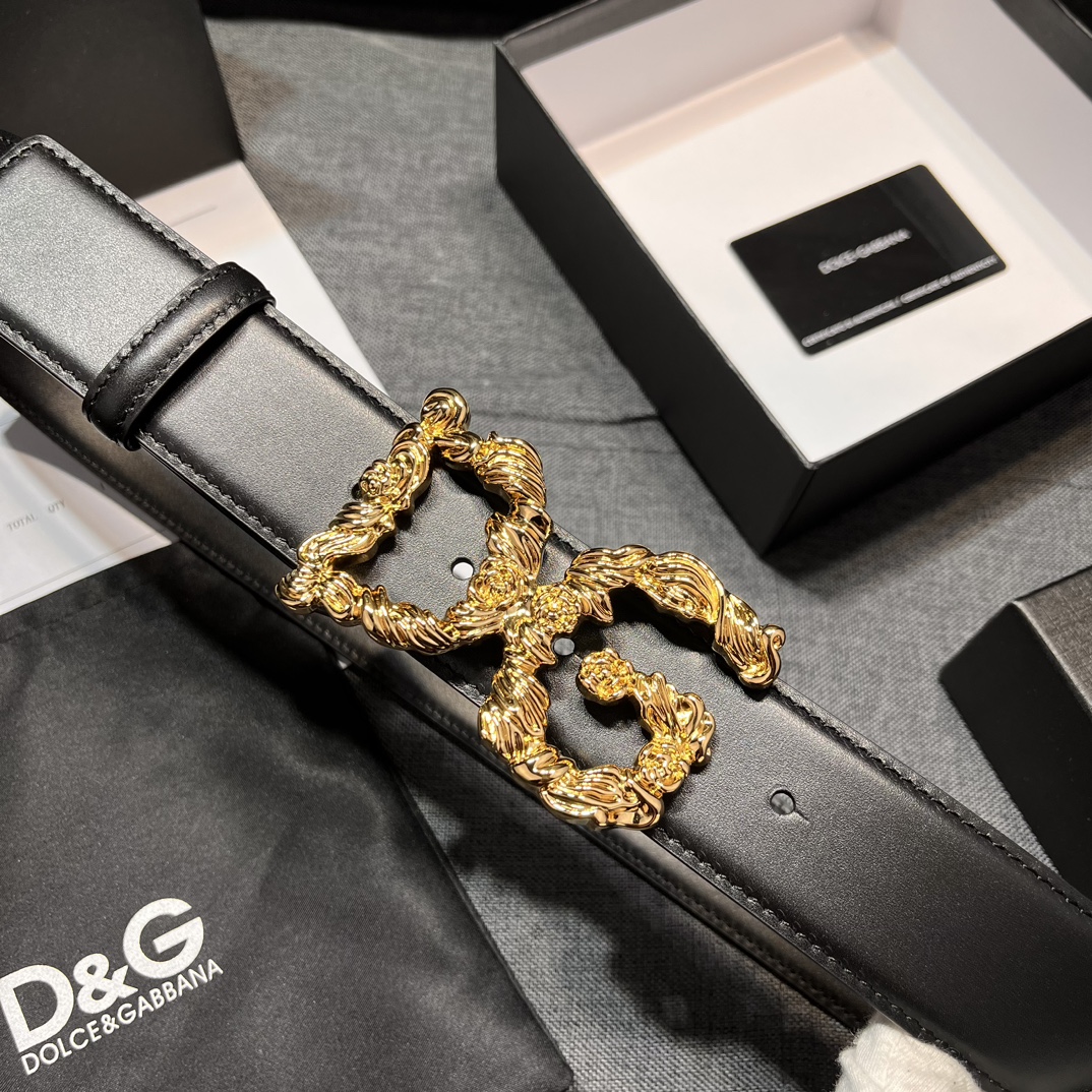   DG，宽4.0cm  Dolce&Gabbana 新款 金色电镀金属徽标搭扣•搭扣下方设有点扣• 无