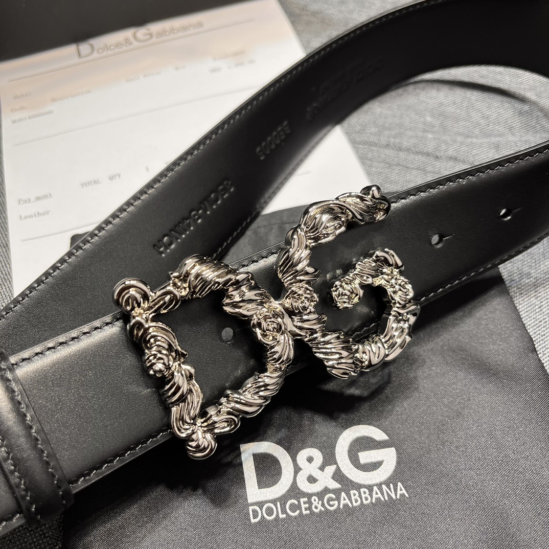   DG，宽4.0cm  Dolce&Gabbana 新款 金色电镀金属徽标搭扣•搭扣下方设有点扣• 无