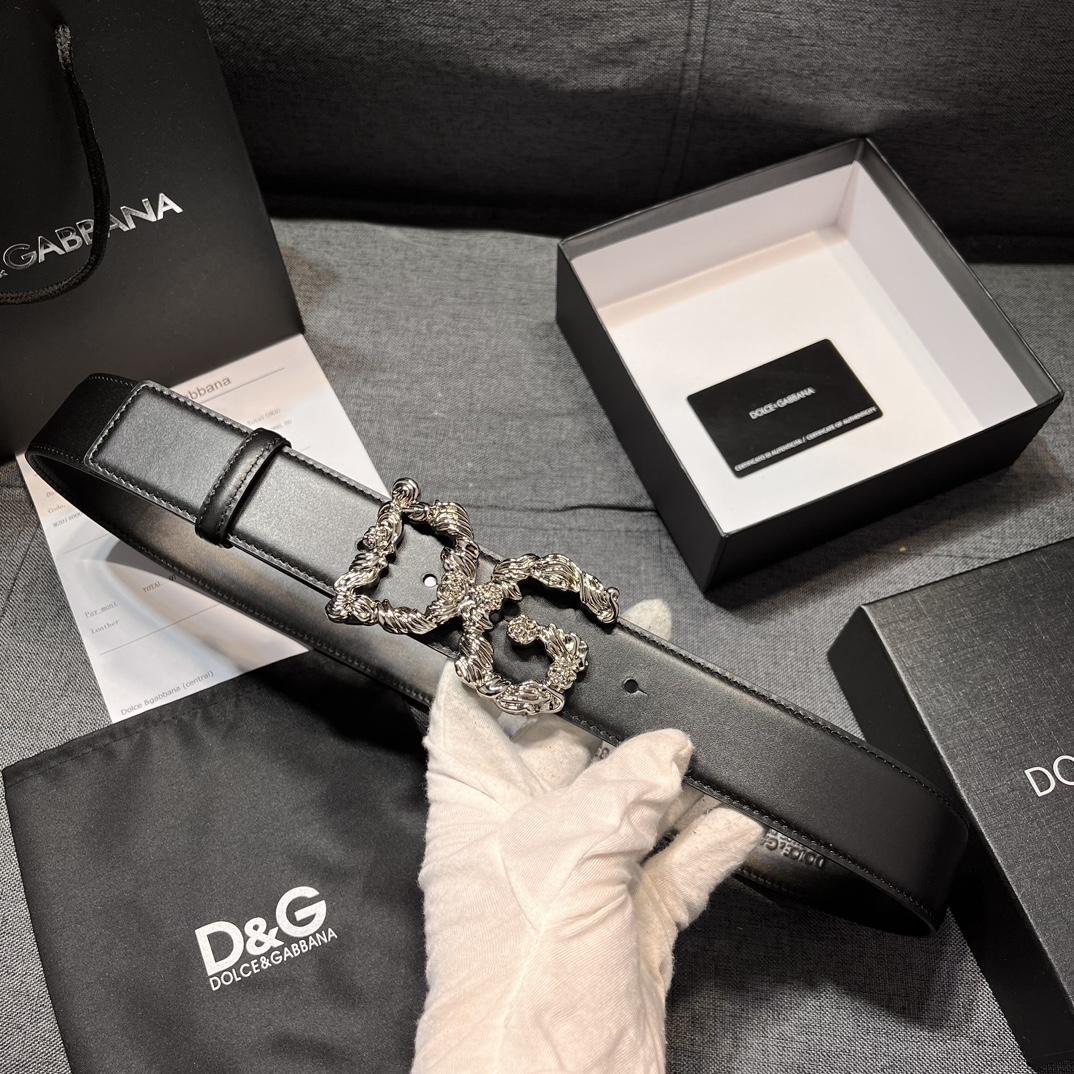   DG，宽4.0cm  Dolce&Gabbana 新款 金色电镀金属徽标搭扣•搭扣下方设有点扣• 无